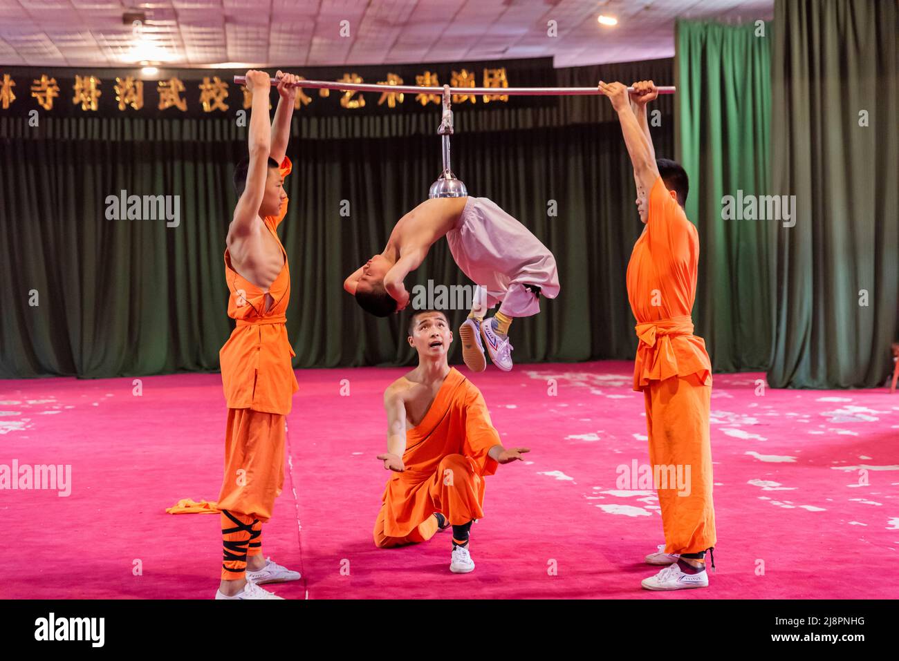 Les apprentis du célèbre temple Shaolin de Dengfeng, Henan, Chine, exécutent leurs arts martiaux et leurs compétences acrobatiques ainsi que leurs chi. Banque D'Images