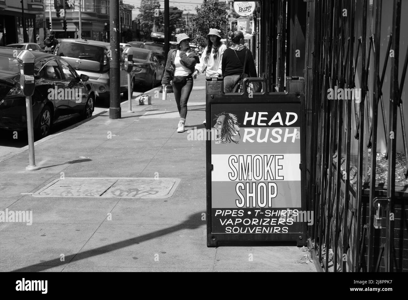 Panneau de trottoir pour Head Rush Smoke Shop sur Haight Street dans le district de Haight-Ashbury à San Francisco, Californie, États-Unis; magasin de détail pour fumeurs. Banque D'Images