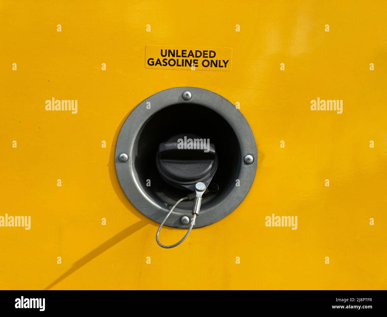 Étiquette d'essence sans plomb uniquement au-dessus du bouchon de réservoir fermé avec attache métallique Banque D'Images