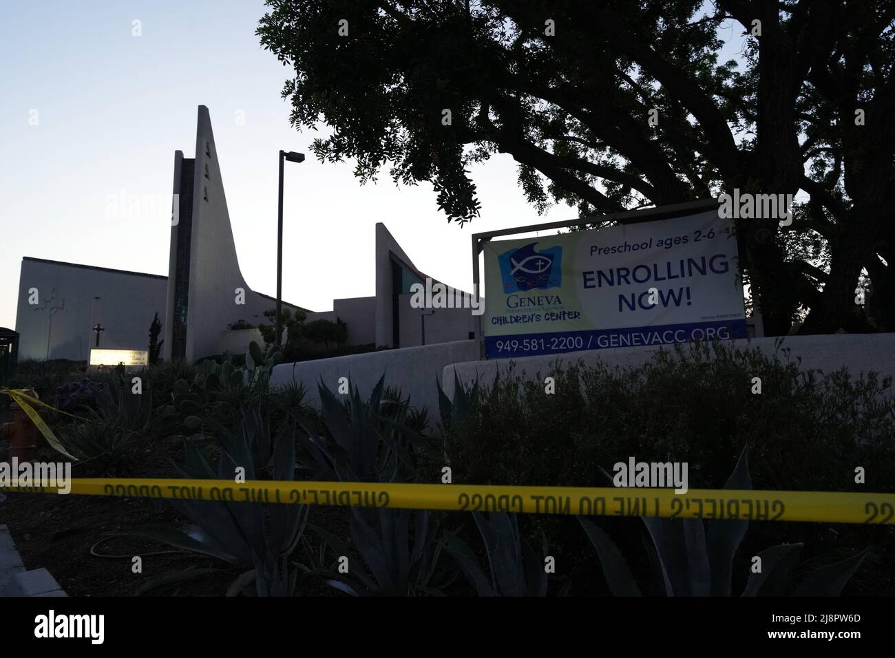 Une bande de scène de crime de police entoure l'église presbytérienne de Genève le mardi 17 mai 2022, à Laguna Woods, Calif. Une fusillade à l'église dimanche a fait un mort et cinq blessés. Banque D'Images