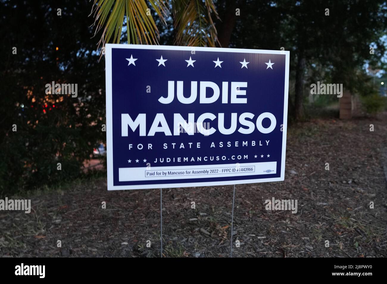 Un panneau soutenant l'élection du candidat démocrate Judie Mancuso à l'Assemblée de l'État de Californie le mardi 17 mai 2022, à Laguna Woods, Calif. Banque D'Images