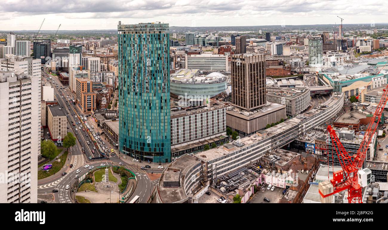 BIRMINGHAM, ROYAUME-UNI - 10 MAI 2022. Vue aérienne sur la ville de Birmingham avec le gratte-ciel de l'hôtel Radisson Blu au premier plan Banque D'Images