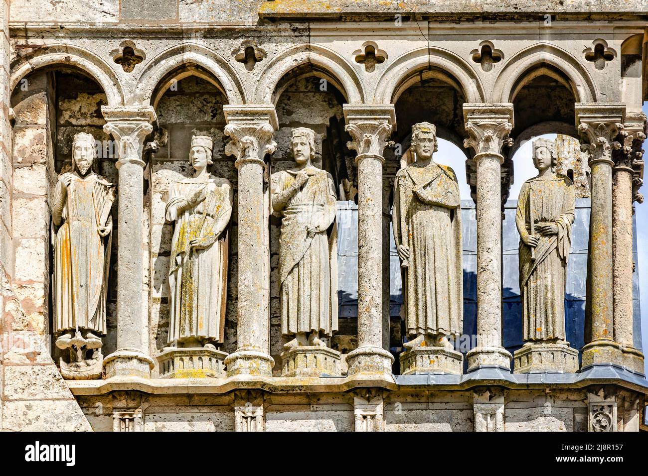 Chartres, France - 19 avril 2013 : statues au portail sud de la cathédrale de Chartres - l'un des plus beaux exemples de l'architecture gothique française, co Banque D'Images