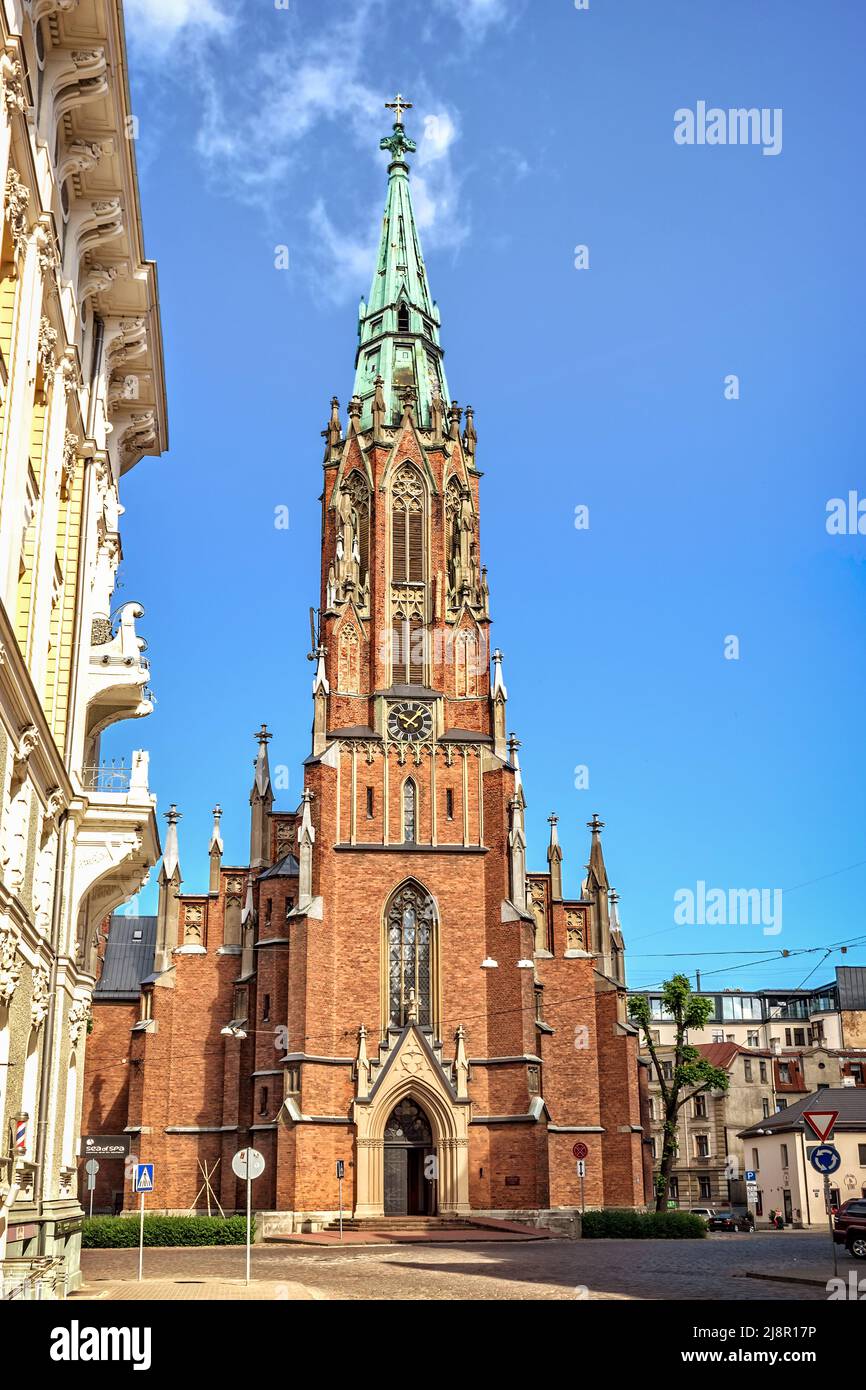 Riga, Lettonie - 26 juin 2015 : vue de face de la vieille église Saint-Gertrude. Au cours de l'histoire dramatique depuis le XV siècle, l'église a été démolie et reconstruite six TI Banque D'Images
