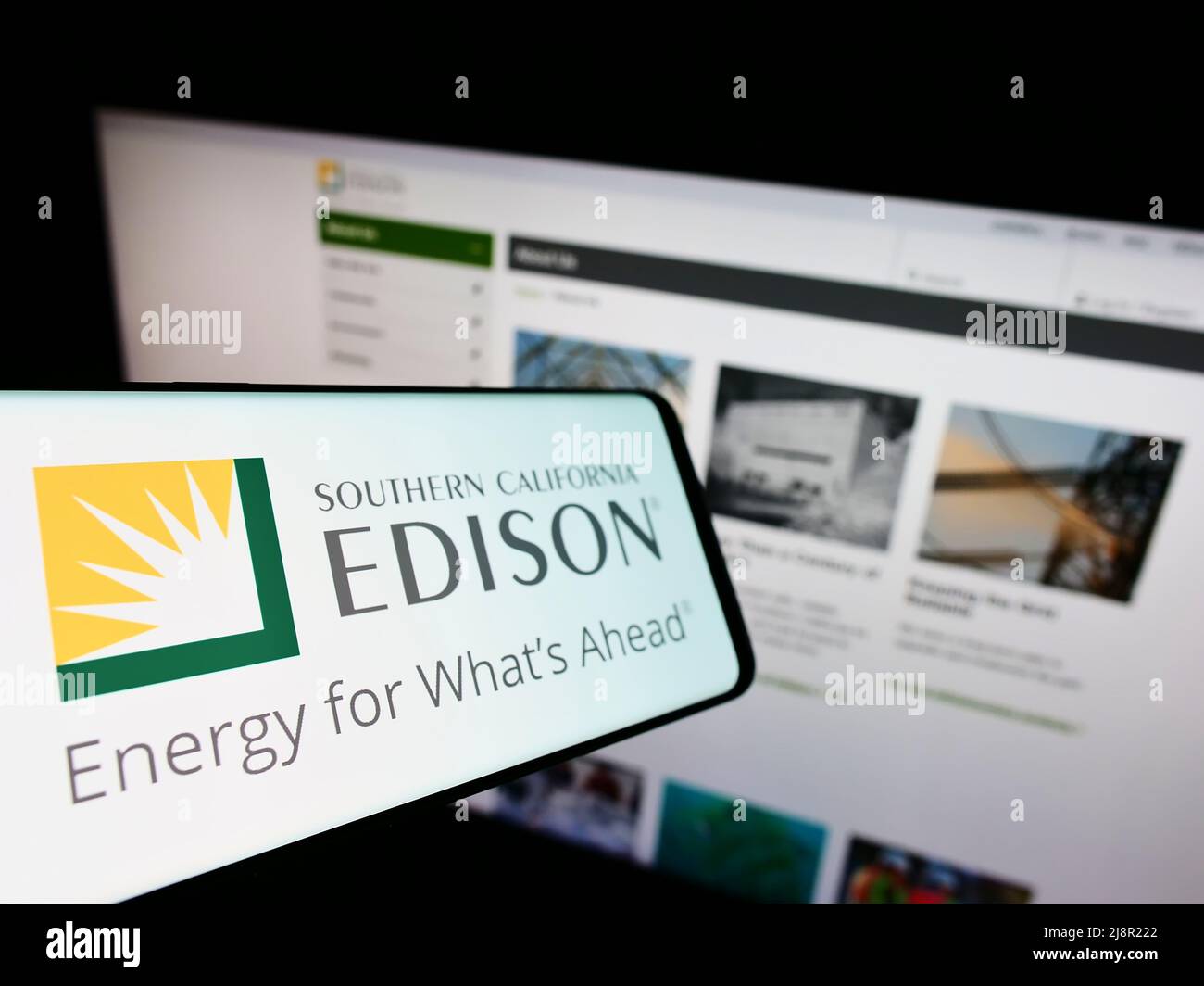 Smartphone avec logo de la société américaine Southern California Edison (SCE) sur écran devant le site Web des entreprises. Mise au point à gauche de l'écran du téléphone. Banque D'Images