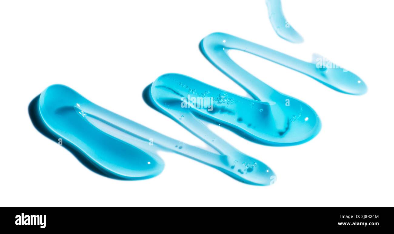 Crème cosmétique gel texture sérum liquide transparent avec micro-bulle sur fond blanc beauté concept. Sérum poilu bleu goutte d'eau gel coiffant Banque D'Images