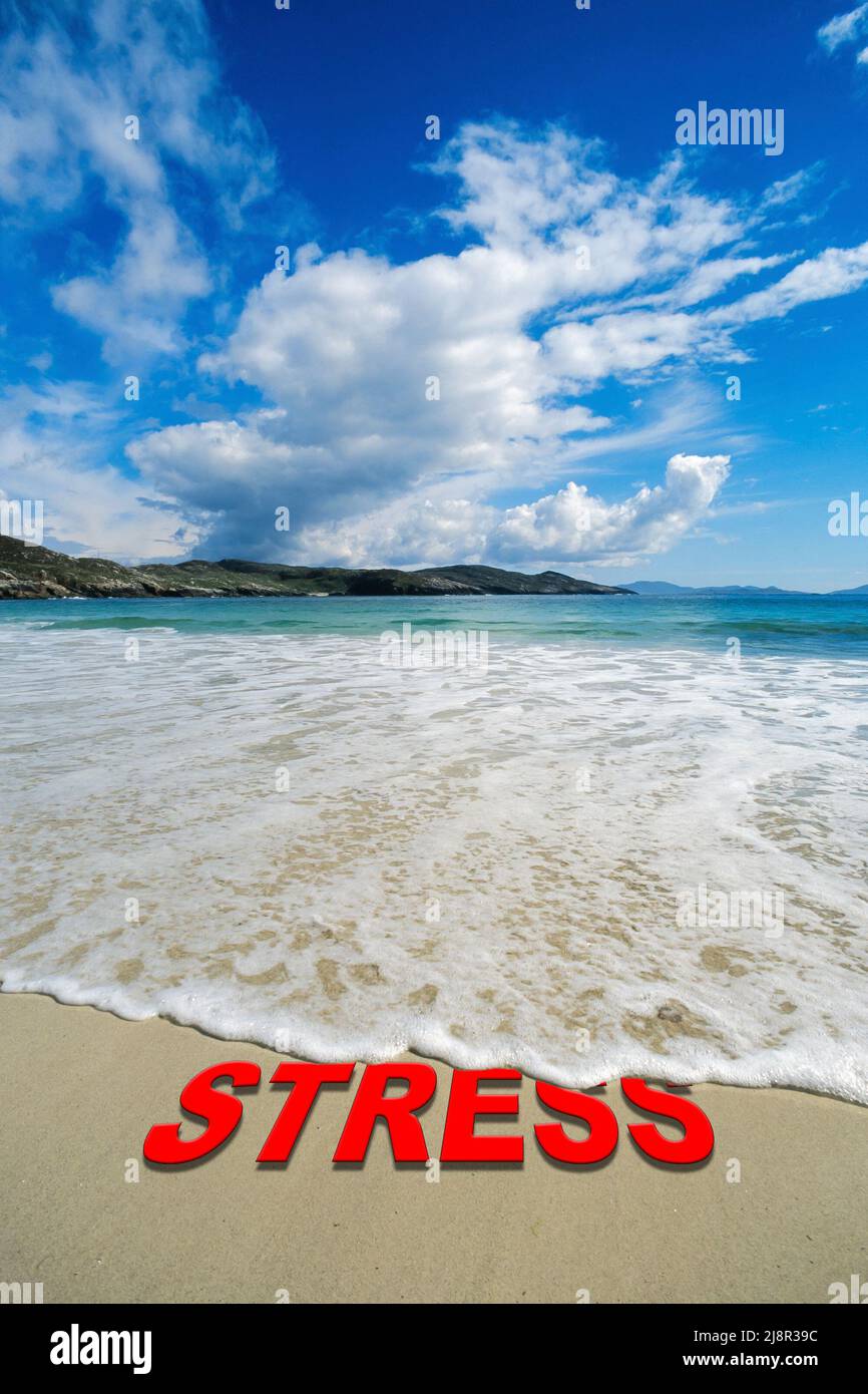 Image concept - pour illustrer le stress de lavage en prenant des vacances reposantes au bord de la mer tandis que les vagues sur une plage de sable lavent le mot 'stress'. Banque D'Images