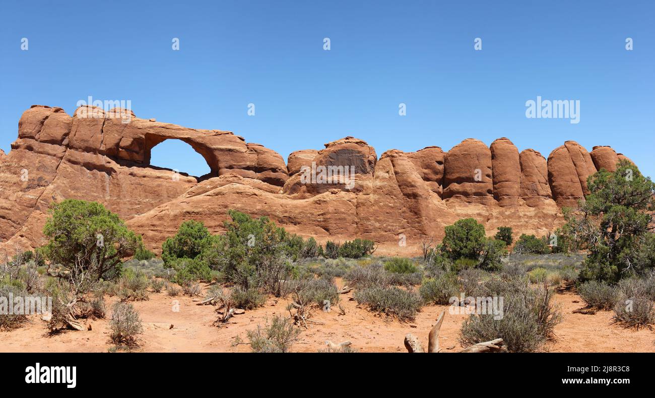 Skyline Arch dans le parc national d'Arches Utah America. Un site remarquable. Arche en pierre naturelle devant Blue Sky. Haute résolution au format affiche. Banque D'Images