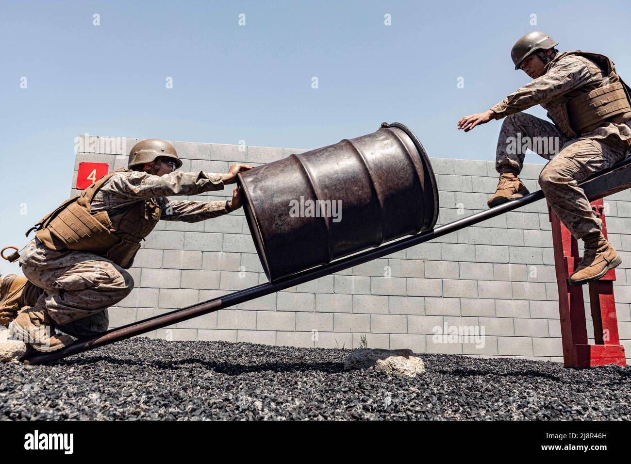 Camp Pendleton, Californie, États-Unis. 30th avril 2022. Les candidats d'officiers du corps des Marines des États-Unis avec l'équipe de sélection des officiers San Diego, travaillent à travers un scénario pendant le cours de réaction de leadership à un week-end de préparation de l'école des candidats d'officiers, Camp Pendleton, Californie, le 30 avril 2022. Le week-end de préparation de l'OCS est conçu pour préparer les futurs officiers du corps des Marines mentalement et physiquement aux rigueurs de l'OCS. Crédit : U.S. Marines/ZUMA Press Wire Service/ZUMAPRESS.com/Alamy Live News Banque D'Images