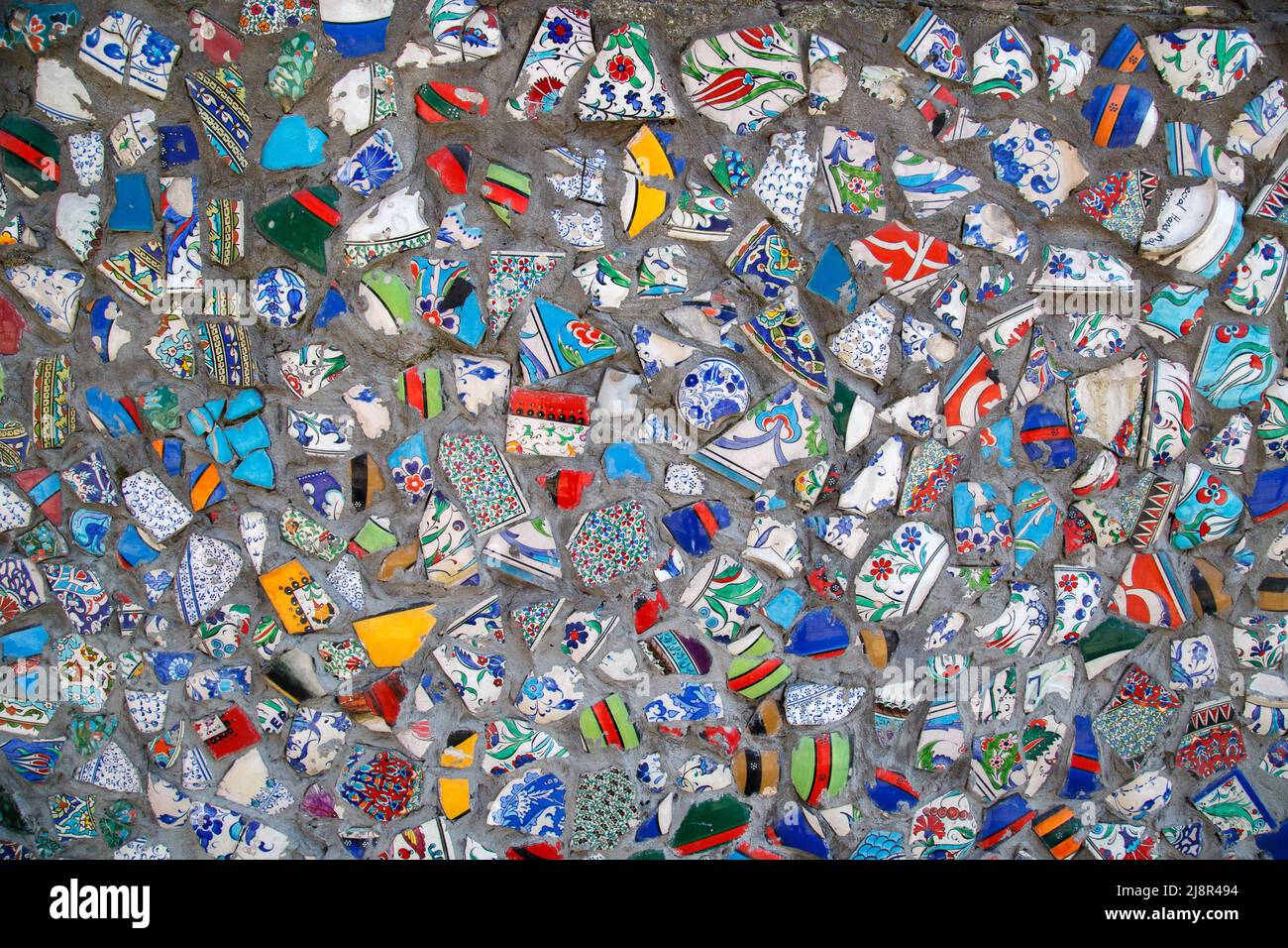 Istanbul, Turquie, 25 mars 2019: Mosaïque de carreaux brisés mur à Istanbul, mur fait de mosaïque colorée carreaux brisés Turquie. Éclats d'un blanc Banque D'Images