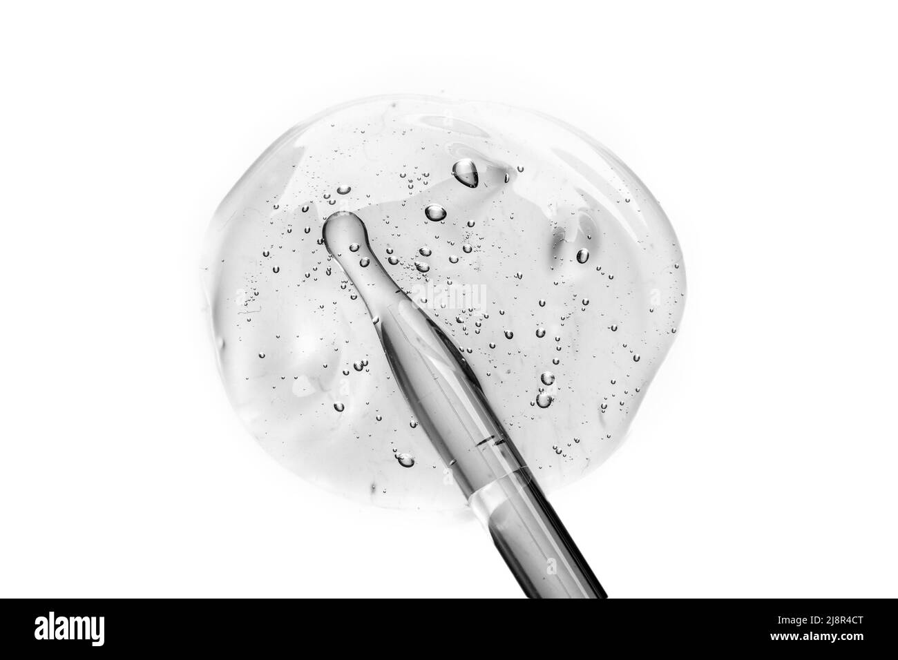 Texture de l'échantillon cosmétique transparente au gel crème avec bulles isolées sur fond blanc. Crème cosmétique gel transparent texture de sérum avec micro Banque D'Images