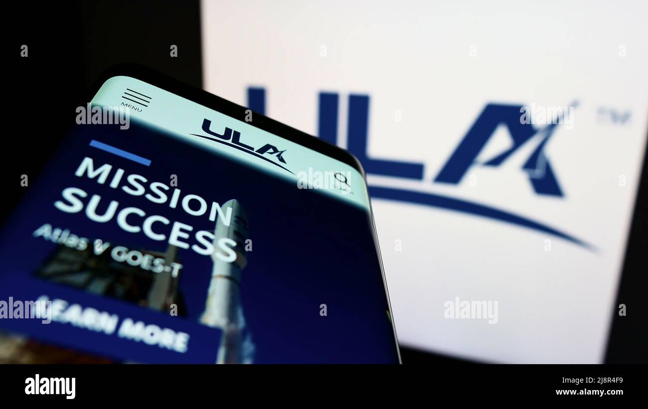 Téléphone mobile avec le site Web de l'entreprise spatiale américaine United Launch Alliance (ULA) à l'écran devant le logo de l'entreprise. Faites la mise au point dans le coin supérieur gauche de l'écran du téléphone. Banque D'Images