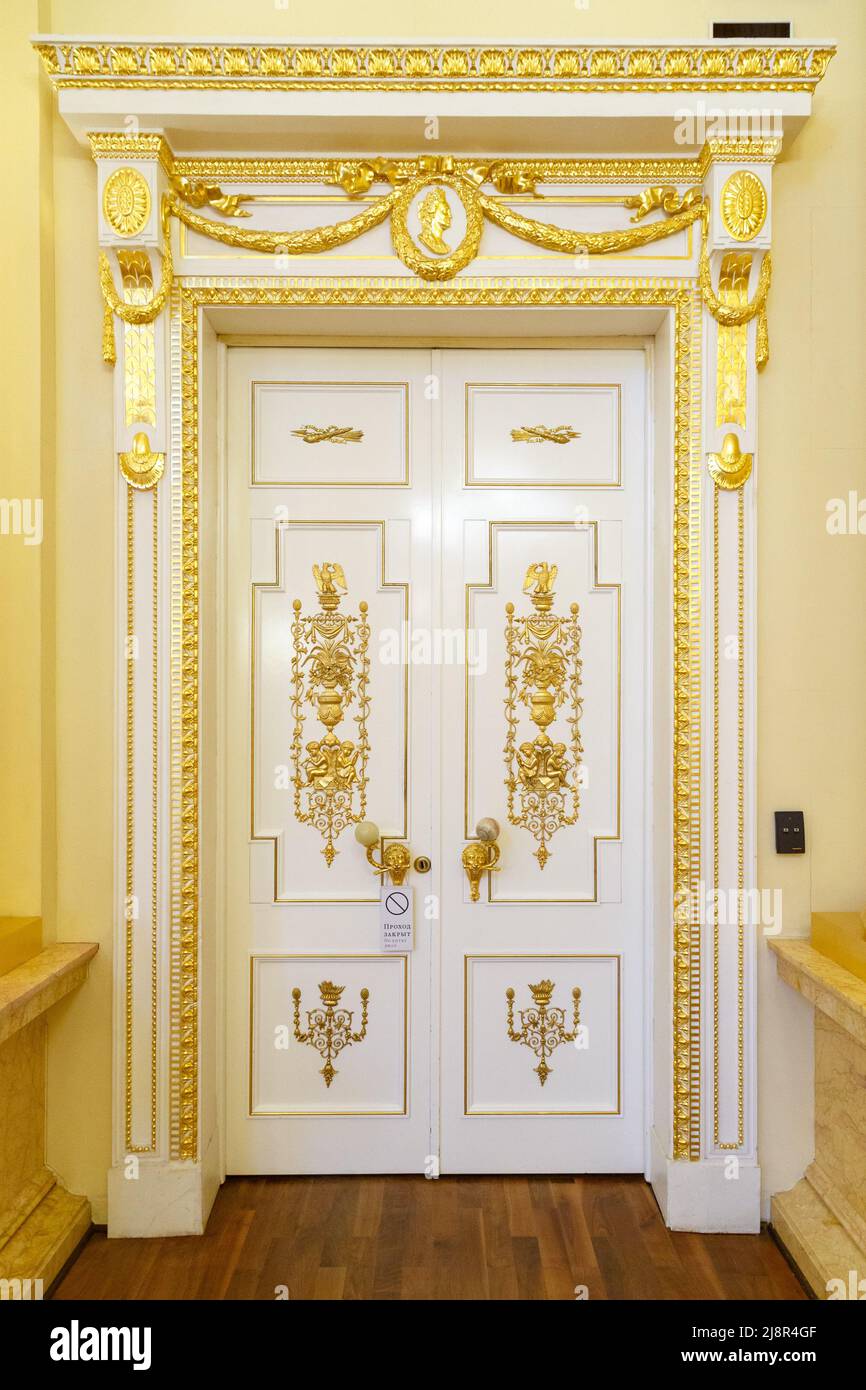La porte dorée. Vue intérieure sur l'entrée du palais antique Banque D'Images