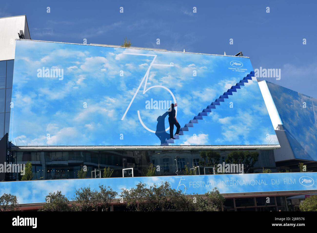 France, Cannes, l'affiche officielle du Festival International du film 75th. Cette année, le sujet est une image du film Truman Show Banque D'Images