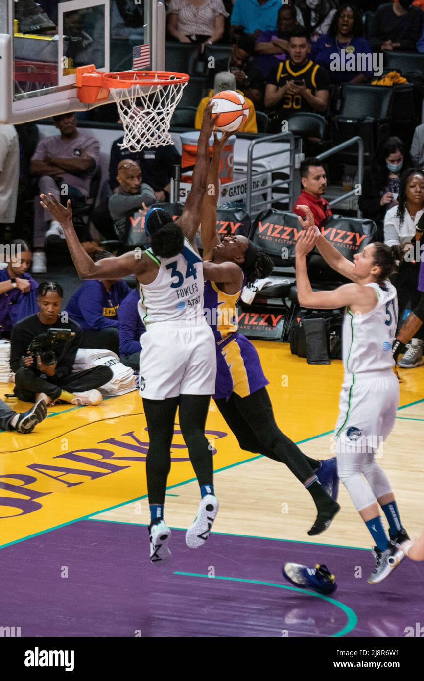 Le centre Lynx du Minnesota Sylvia Fowles (34) bloque un tir de Los Angeles Sparks avant Nneka Ogwumike (30) lors d'un match de la WNBA, le mardi 17 mai 2022, à Banque D'Images