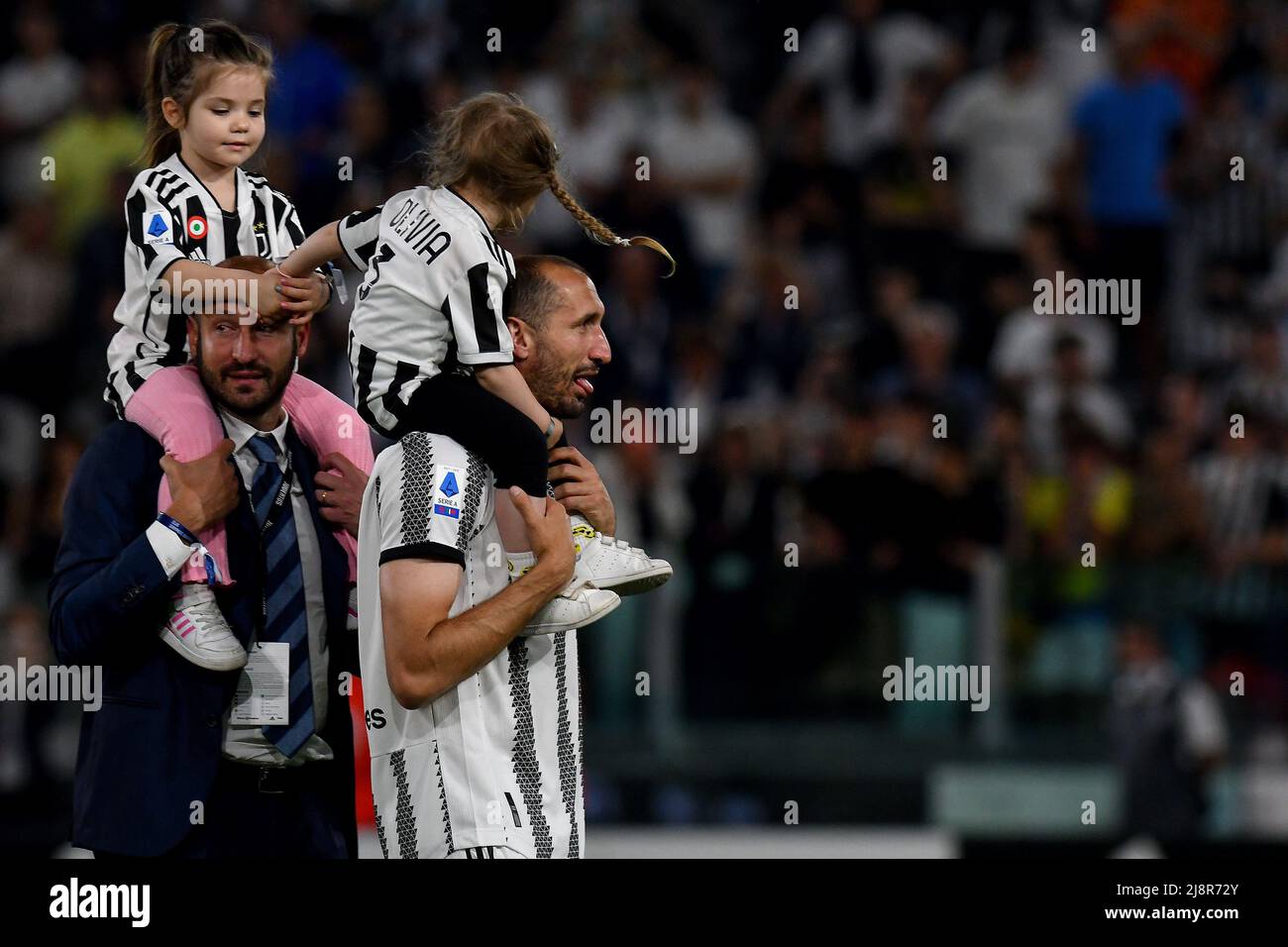 Giorgio Chiellini de Juventus FC salue les fans avec ses filles Olivia et  Nina lors de la série Un match de football 2021/22 entre Juventus FC et SS  Lazio au stade Allianz. (