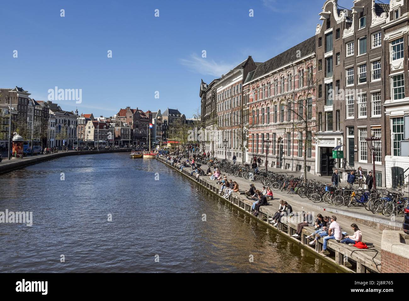 Amsterdam, pays-Bas, mai 2022. La rivière Amstel avec la tour de la monnaie à Amsterdam. Photo de haute qualité Banque D'Images