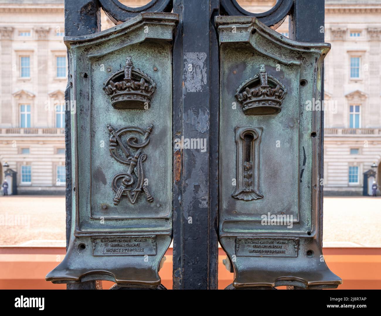 Londres, Royaume-Uni - 26 mars 2022 : l'écluse en bronze aux portes de Buckingham Palace, résidence londonienne de la reine Elizabeth II, qui célèbre sa Plati Banque D'Images