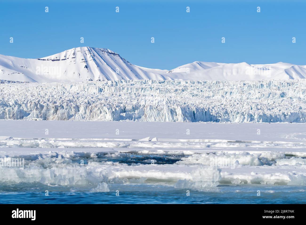 Vue sur un glacier et des montagnes enneigées immaculées de Nordfjorden, Svalbard, un archipel norvégien entre la Norvège continentale et le pôle Nord Banque D'Images