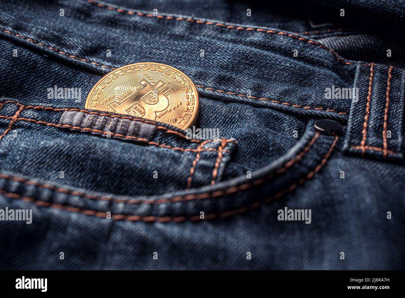 Argent virtuel dans la poche des jeans. Bitcoin dans une petite poche de  Jean Photo Stock - Alamy