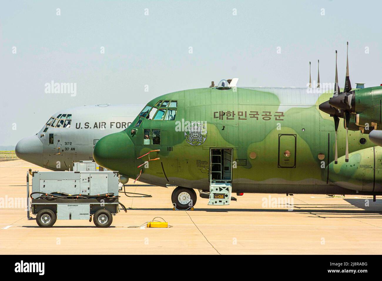 Saint Joseph, Missouri, États-Unis. 12th mai 2022. Un avion Hercules C-130 de la Force aérienne de la République de Corée se trouve sur la ligne de vol à la base de la Garde nationale aérienne de Rosecrans, à St. Joseph (Missouri), le 12 mai 2022. Le C-130s du ROKAF, de la base aérienne de Little Rock et de la base aérienne de Dyess assistait au cours avancé de tactique de l'équipage du centre d'entraînement de transport aérien avancé. L'AATTC offre une formation d'équipage de conduite aux partenaires internationaux, ce qui renforce l'interopérabilité de la coalition. Crédit : U.S. National Guard/ZUMA Press Wire Service/ZUMAPRESS.com/Alamy Live News Banque D'Images