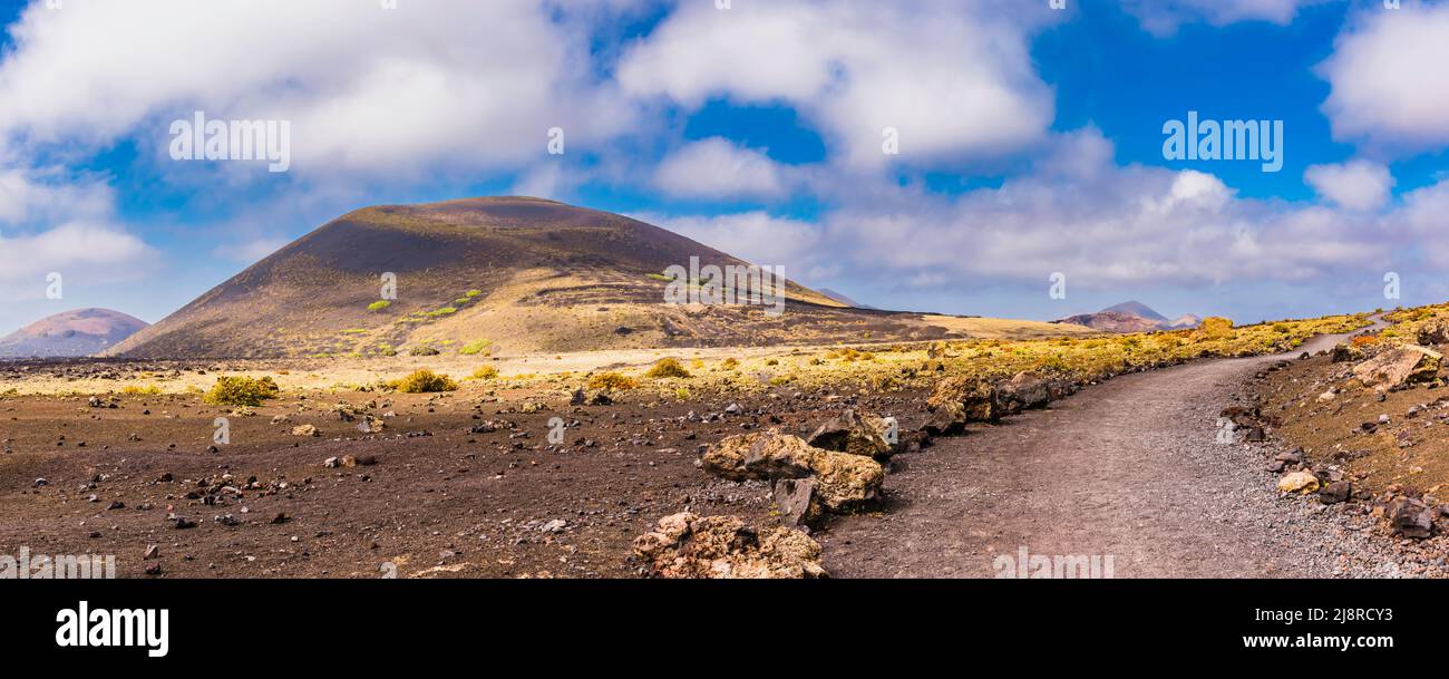 Panorama du Montana Negra et du volcan El Cuervo, Parc naturel des Volcans, Lanzarote, Espagne Banque D'Images