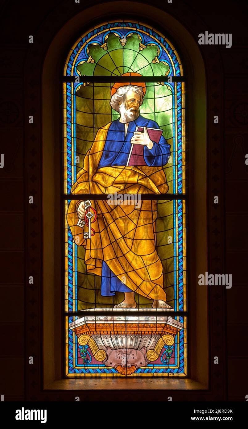 San Pietro - vetrata - A. Pritoni - 1949 - Ostiglia (mn),Italia, chiesa parrocchiale dell’Assunzione della Vergine Maria Banque D'Images