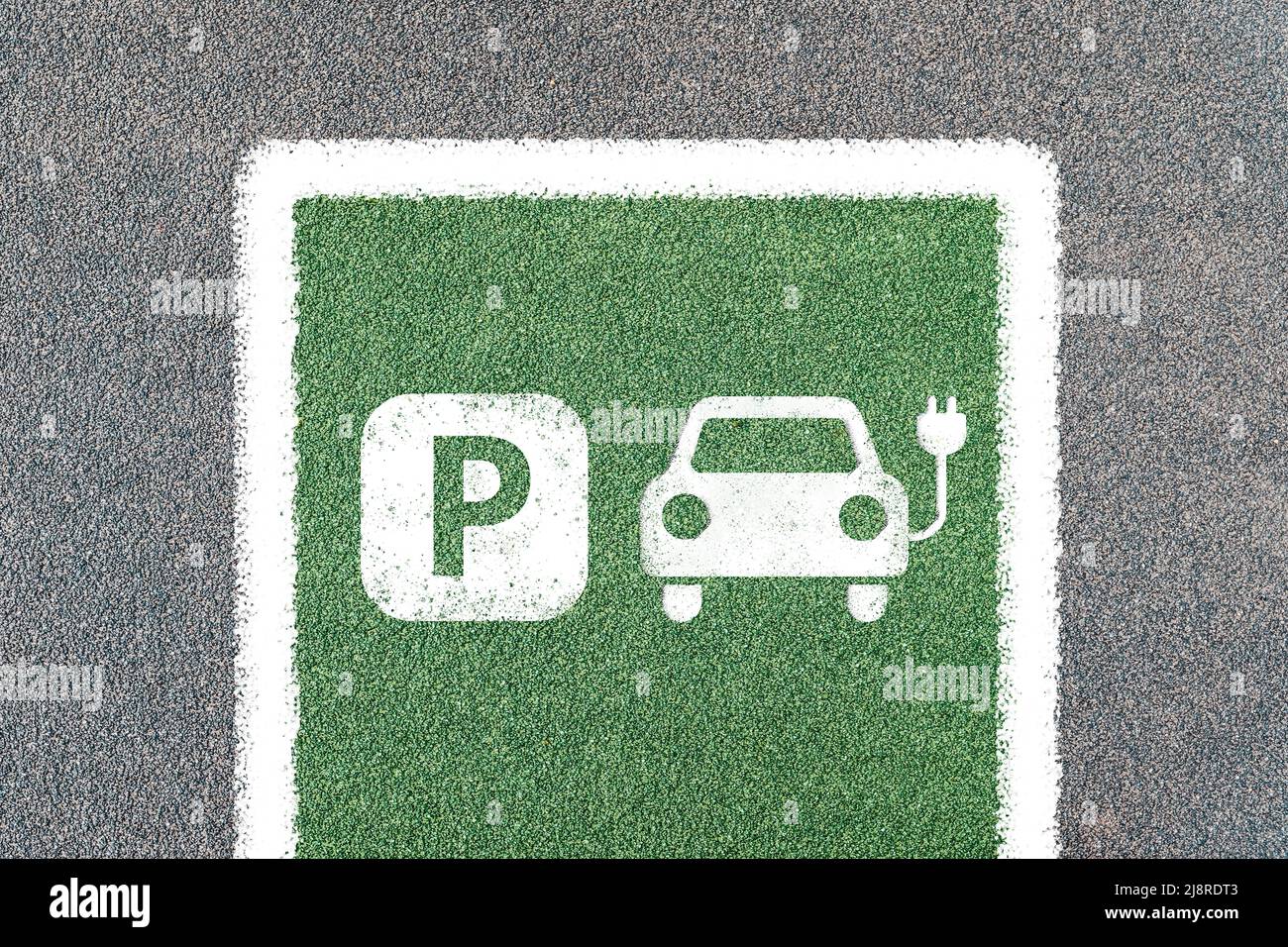 Stationnement pour les voitures électriques uniquement avec des symboles. Station de charge de véhicule électrique avec icône de prise électrique. Banque D'Images