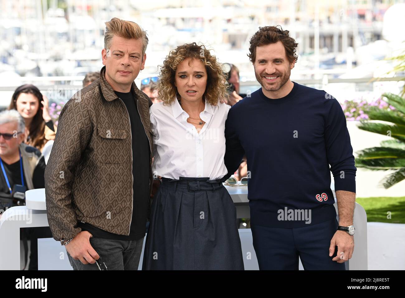 (De gauche à droite) Benjamin Biolay, Valeria Golino et Edgar Ramirez à l'ONU certains considèrent la photocall du jury lors du Festival de Cannes 75th à Cannes, France. Date de la photo: Mercredi 18 mai 2022. Banque D'Images