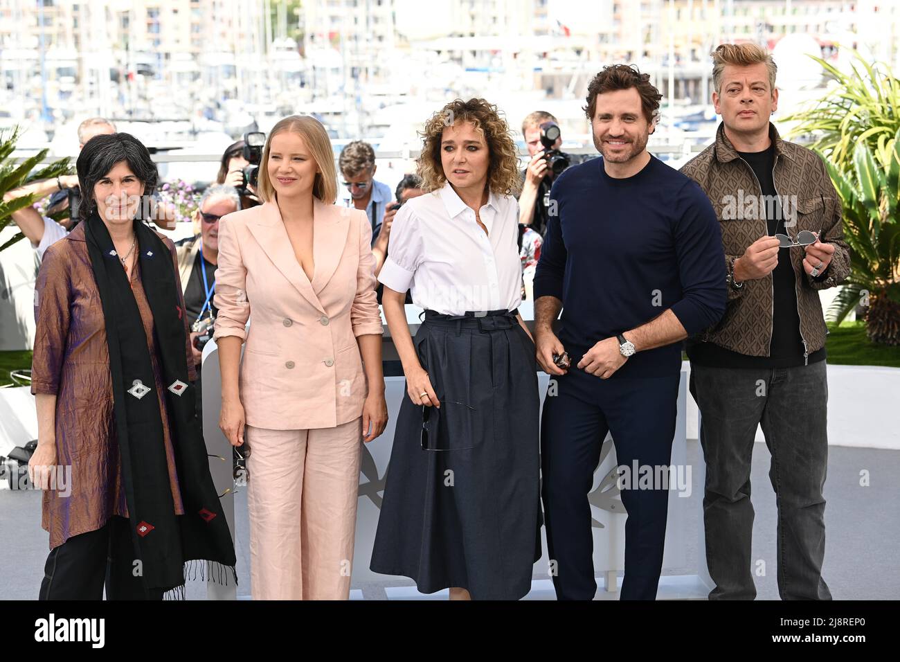 (De gauche à droite) Debra Granik, Joanna Kulig, Valeria Golino, Edgar Ramirez et Benjamin Biolay à l'ONU certains de la photo du jury lors du Festival de Cannes 75th à Cannes, France. Date de la photo: Mercredi 18 mai 2022. Banque D'Images
