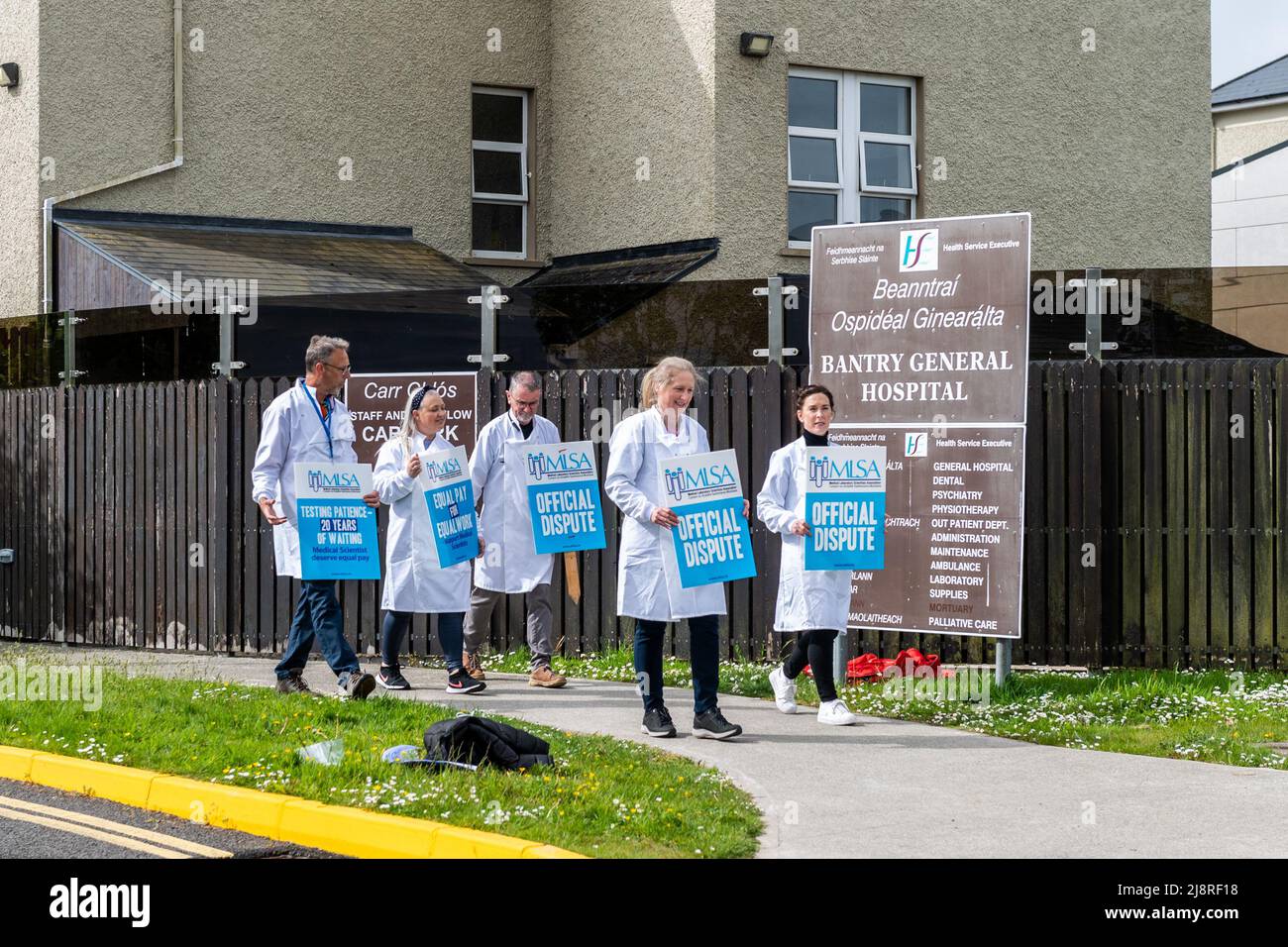 Bantry, West Cork, Irlande. 18th mai 2022. Environ 2 100 médecins scientifiques ont commencé une grève nationale de 12 heures à 8am heures ce matin. Les scientifiques, membres de la Medical Laboratory Scientists Association, sont en grève sur les salaires, le recrutement et le maintien en poste, augmentant les charges de travail et les possibilités de développement de carrière. Des scientifiques de l'hôpital général de Bantry étaient en grève à partir de 8am ce matin. Crédit : AG News/Alay Live News Banque D'Images