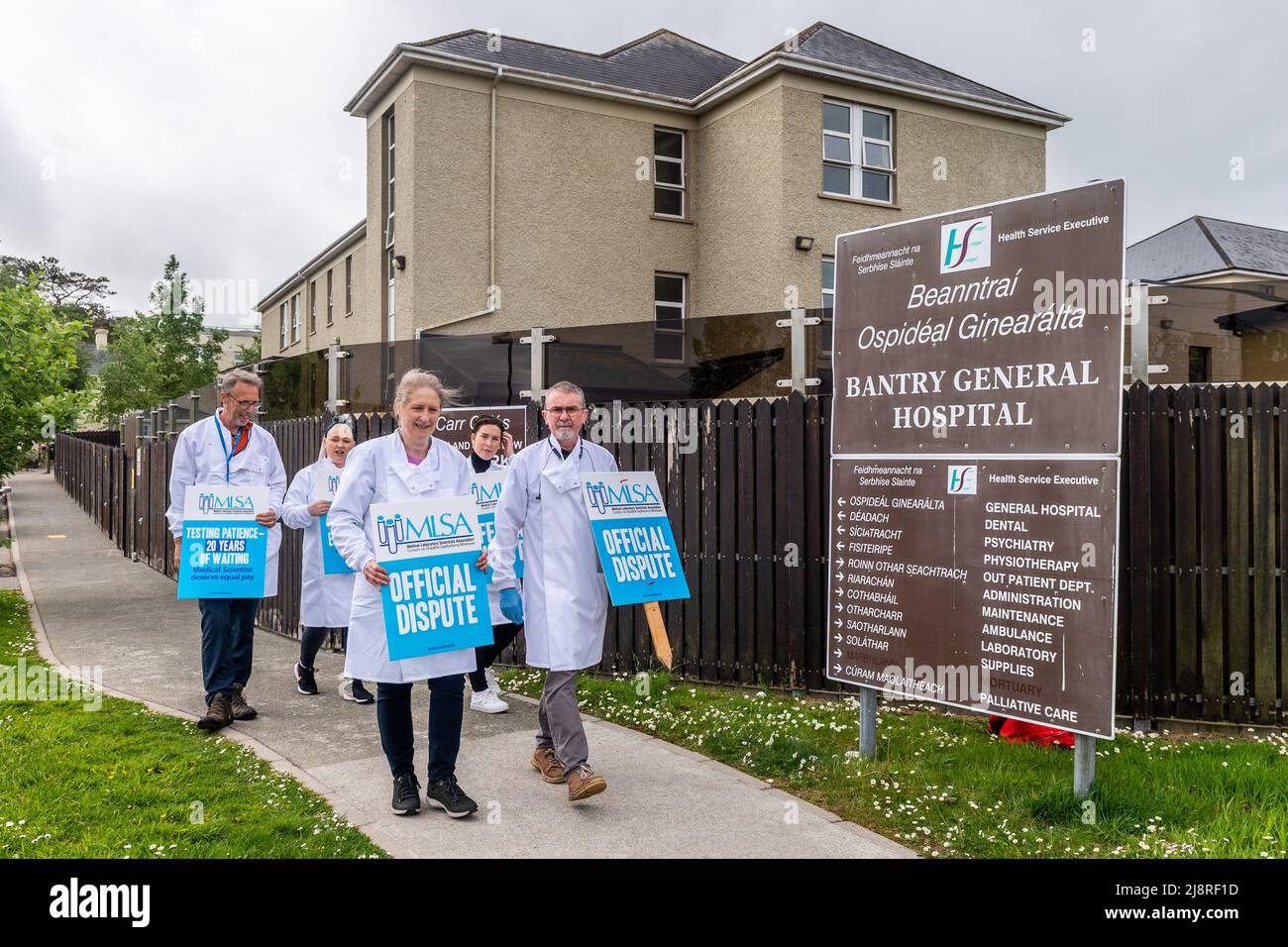 Bantry, West Cork, Irlande. 18th mai 2022. Environ 2 100 médecins scientifiques ont commencé une grève nationale de 12 heures à 8am heures ce matin. Les scientifiques, membres de la Medical Laboratory Scientists Association, sont en grève sur les salaires, le recrutement et le maintien en poste, augmentant les charges de travail et les possibilités de développement de carrière. Des scientifiques de l'hôpital général de Bantry étaient en grève à partir de 8am ce matin. Crédit : AG News/Alay Live News Banque D'Images