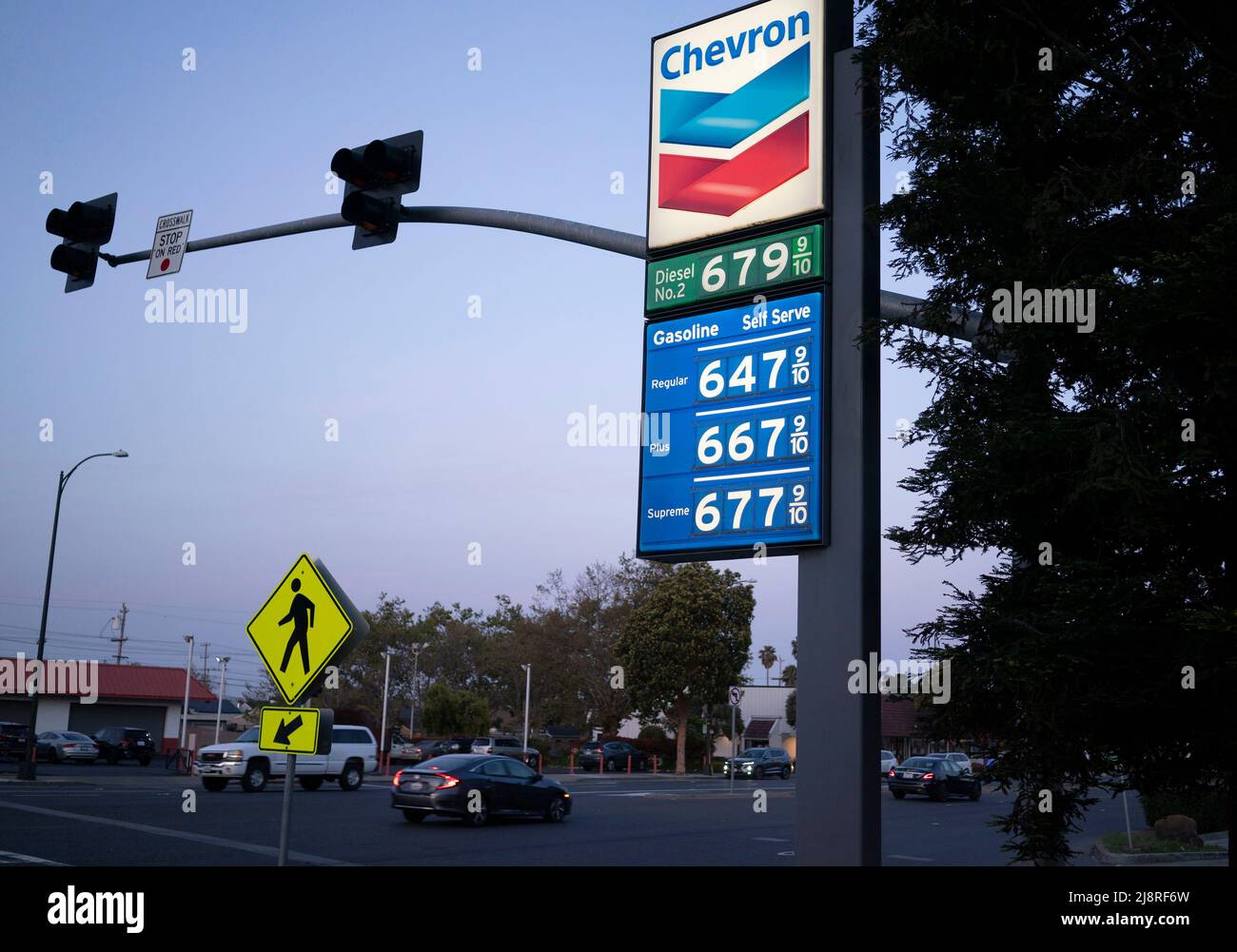 Millbrae, États-Unis. 17th mai 2022. Les prix de l'essence et du diesel sont affichés dans une station-service de Millbrae, Californie, États-Unis, le 17 mai 2022. Mardi, le prix de l'essence en Californie a atteint un nouveau record, avec un gallon d'essence libre-service ordinaire qui coûte en moyenne 6,021 dollars américains. Credit: Li Jianguo/Xinhua/Alay Live News Banque D'Images