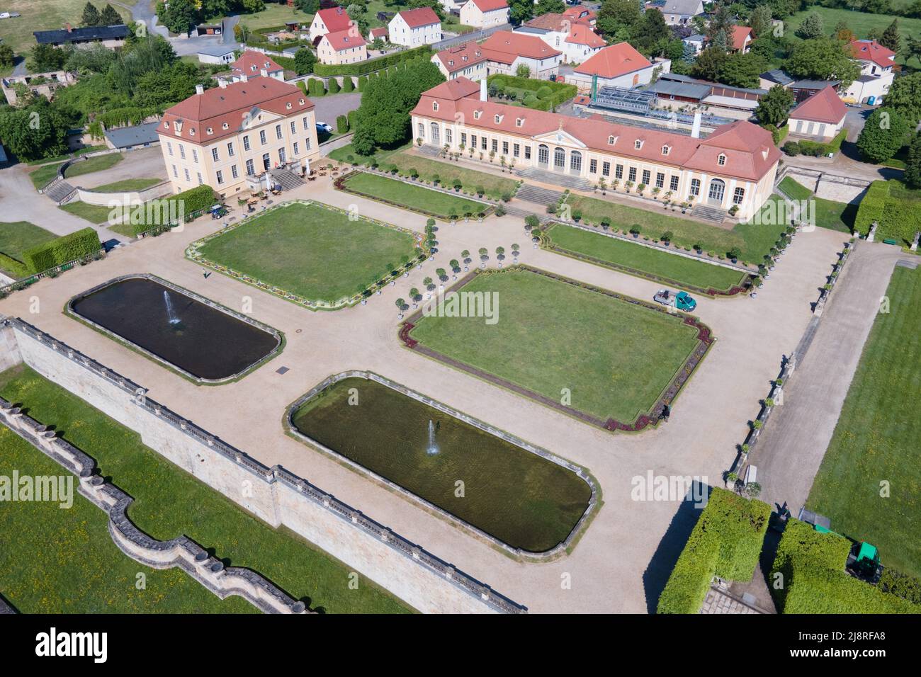 18 mai 2022, Saxe, Heidenau: Les jardiniers des Palais d'Etat, châteaux et jardins de Saxe ont installé des orangers amers dans le parterre supérieur de l'Orangerie du jardin baroque de Großsedlitz (photographie aérienne prise avec un drone). Les plantes exotiques, qui mesurent environ 2,50 mètres, ne peuvent pas être placées dans la cour du Zwinger de Dresde à cause des fouilles archéologiques et des rénovations. Certains des orangers amers ornent donc la zone extérieure du jardin baroque. Photo: Sebastian Kahnert/dpa Banque D'Images
