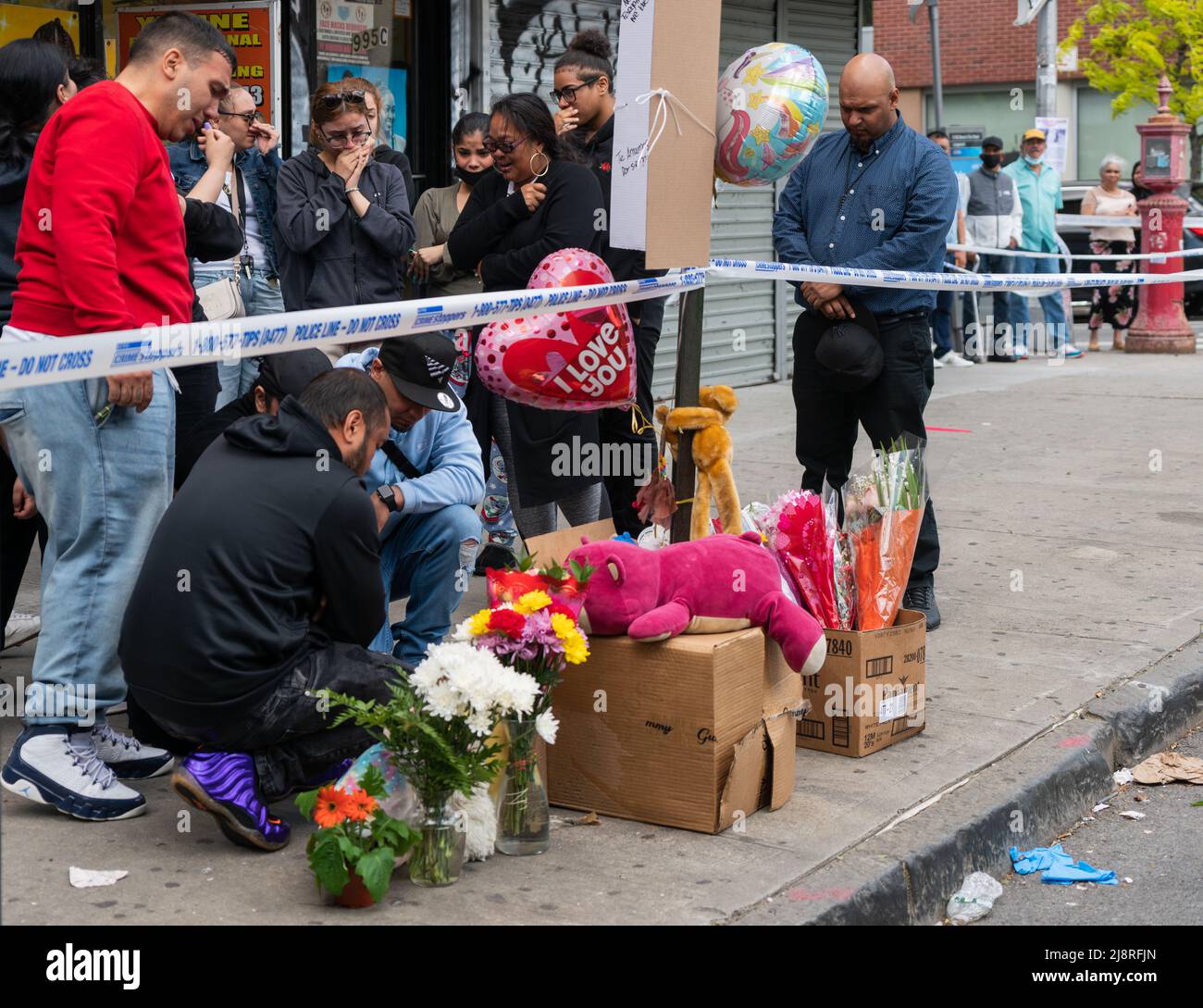 La famille, les amis et les voisins sont venus rendre hommage à un mémorial  de fortune devant le 995 Fox Street dans le Bronx, NY 17 mai 2022 pour  Kyhara Tay, 11