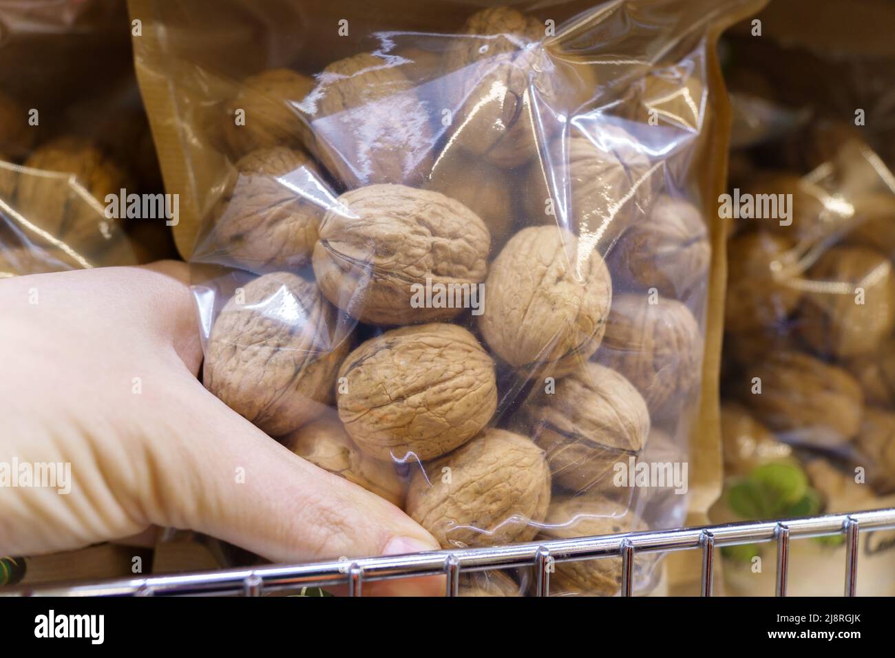 Collations préemballées noix sur les étagères de l'hypermarché. Mise au point sélective Banque D'Images