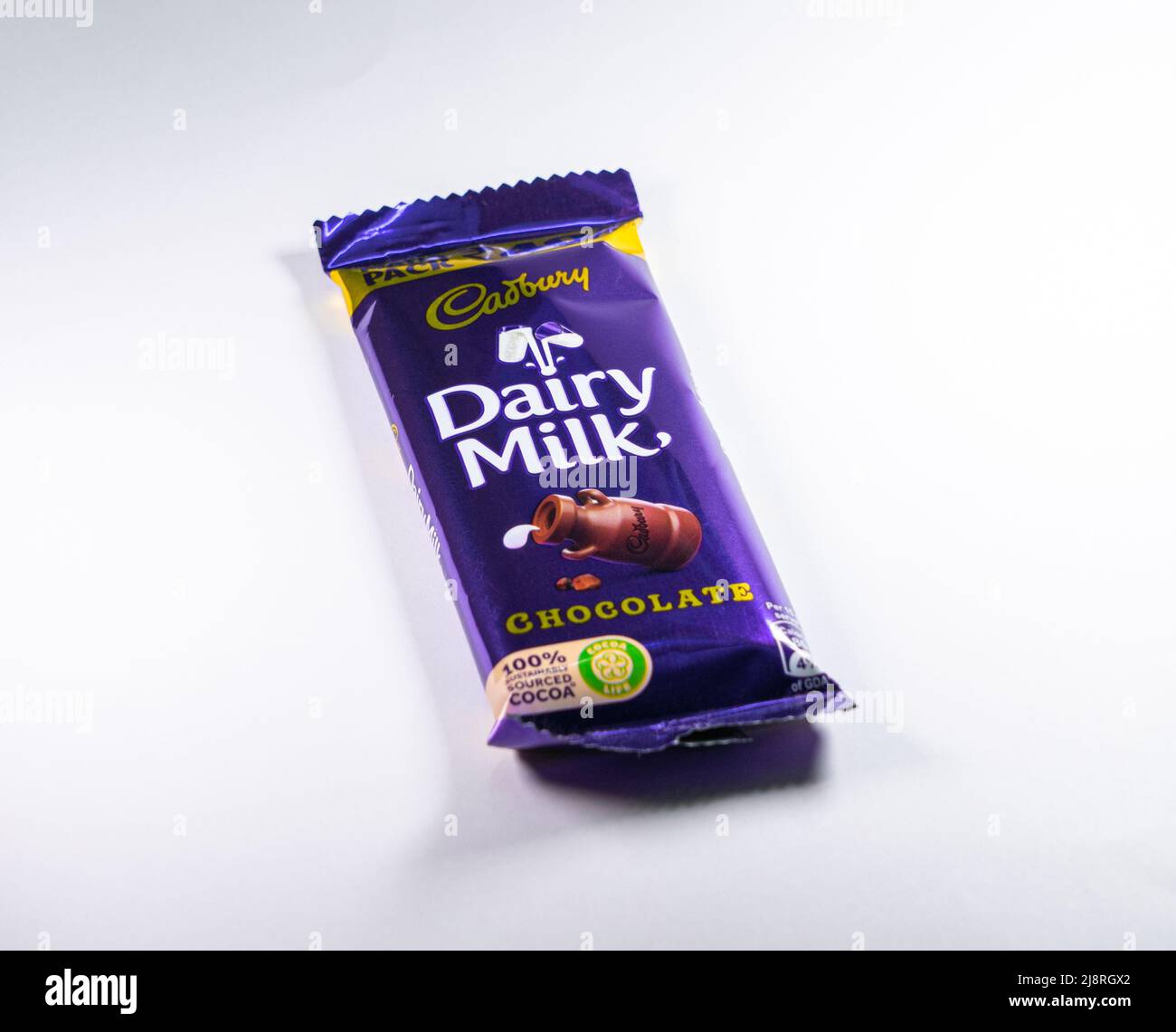 Un chocolat au lait Cadbury Dairy sur fond blanc. Banque D'Images