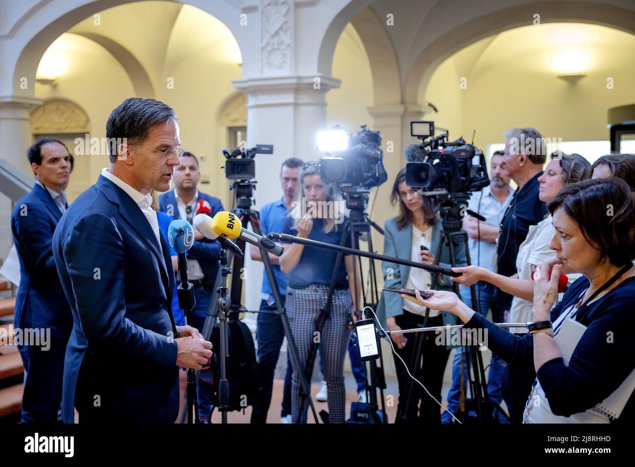 2022-05-18 12:04:27 LA HAYE - le Premier ministre Mark Rutte parle à la presse au ministère des Affaires générales. Rutte a systématiquement effacé les messages texte de son ancien téléphone pendant des années pour économiser de l'espace de stockage. ANP ROBIN VAN LONKHUIJSEN pays-bas sortie - belgique sortie Banque D'Images