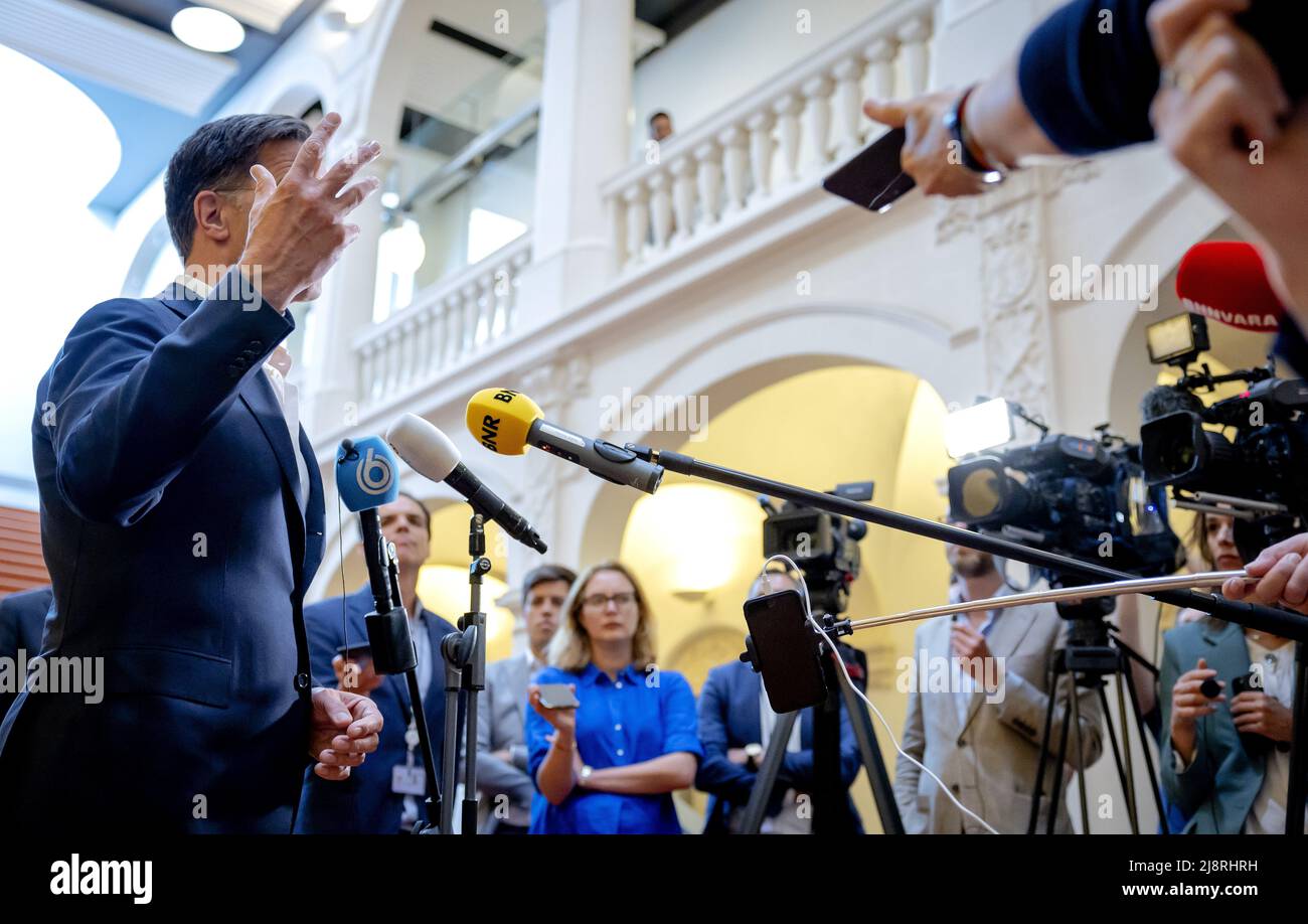 2022-05-18 12:00:25 LA HAYE - le Premier ministre Mark Rutte parle à la presse au ministère des Affaires générales. Rutte a systématiquement effacé les messages texte de son ancien téléphone pendant des années pour économiser de l'espace de stockage. ANP ROBIN VAN LONKHUIJSEN pays-bas sortie - belgique sortie Banque D'Images
