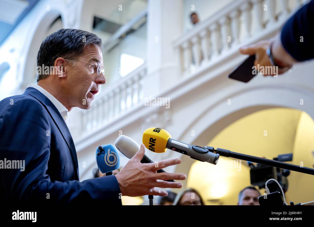 2022-05-18 12:00:47 LA HAYE - le Premier ministre Mark Rutte parle à la presse au ministère des Affaires générales. Rutte a systématiquement effacé les messages texte de son ancien téléphone pendant des années pour économiser de l'espace de stockage. ANP ROBIN VAN LONKHUIJSEN pays-bas sortie - belgique sortie Banque D'Images