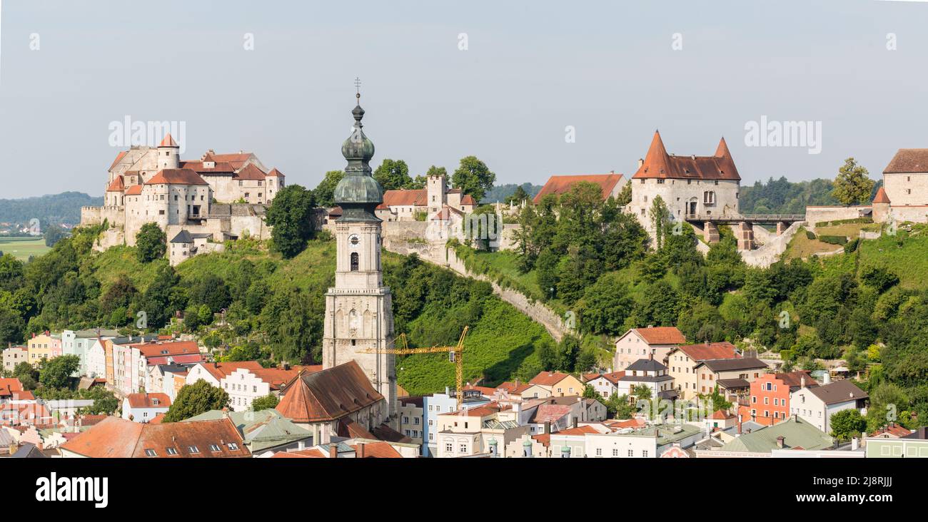 Burghausen, Allemagne - 24 juillet 2021 : Panorama avec le château de Burghausen, l'église Saint-Jakob et Georgstor (porte de Georg). Banque D'Images