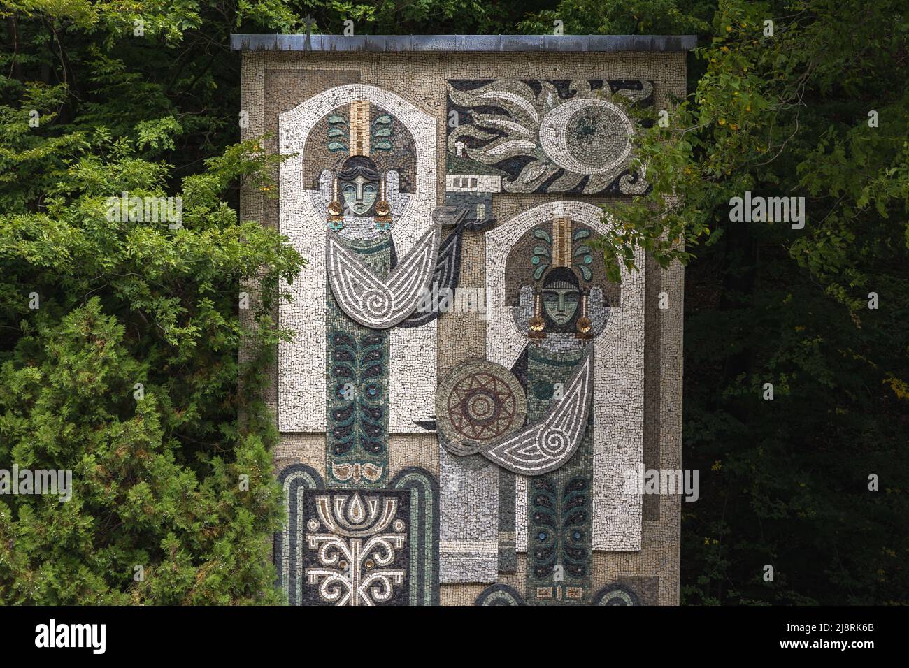 Mosaïque près de l'entrée du complexe architectural et ethnographique d'Etar près de la ville de Gabrovo, dans le nord de la Bulgarie Banque D'Images Mosaïque près de l'entrée du complexe architectural et ethnographique d'Etar près de la ville de Gabrovo, dans le nord de la Bulgarie Banque D'Images