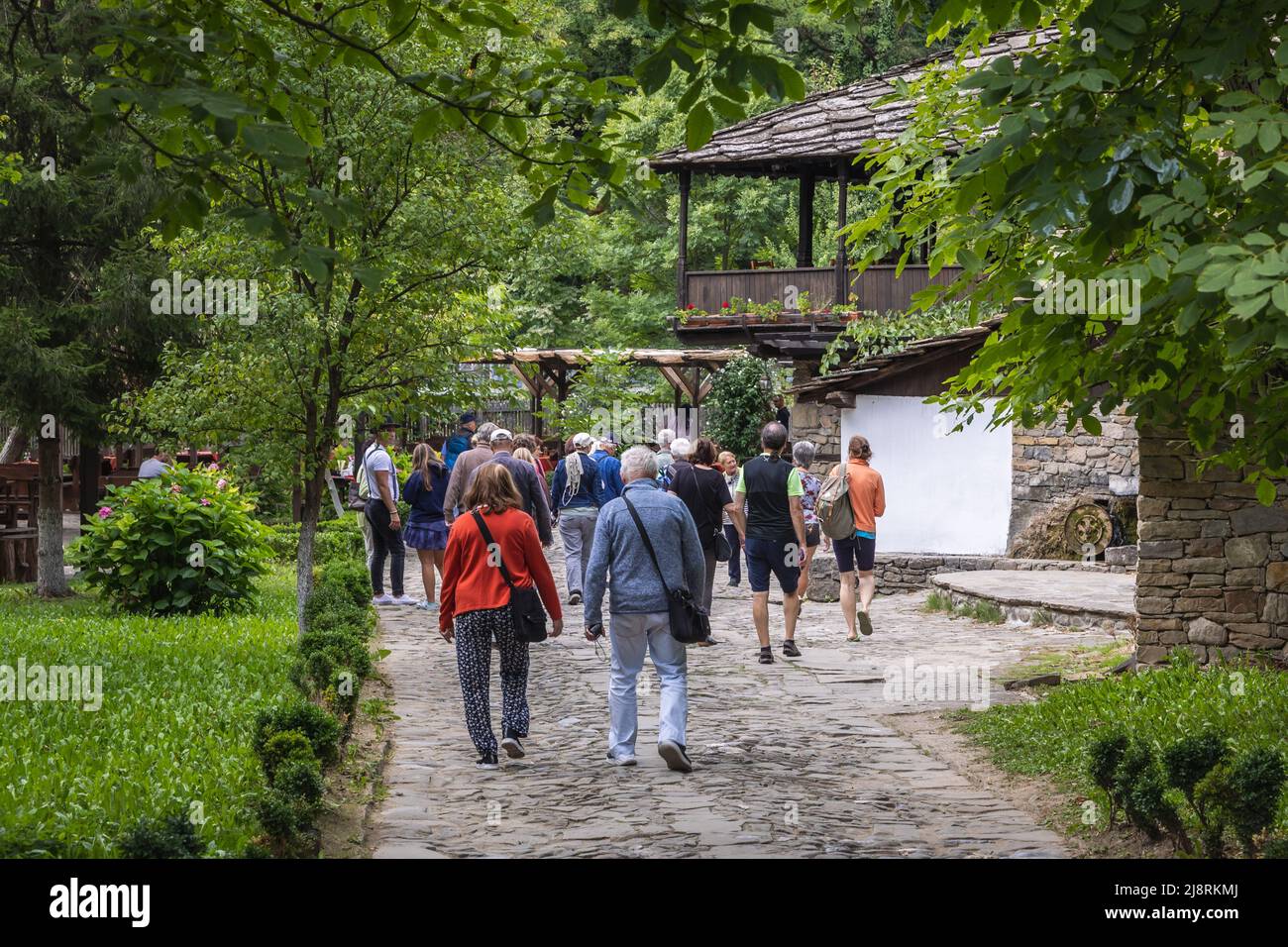 Touristes dans Etar complexe architectural et ethnographique près de la ville de Gabrovo dans le nord de la Bulgarie Banque D'Images Touristes dans Etar complexe architectural et ethnographique près de la ville de Gabrovo dans le nord de la Bulgarie Banque D'Images