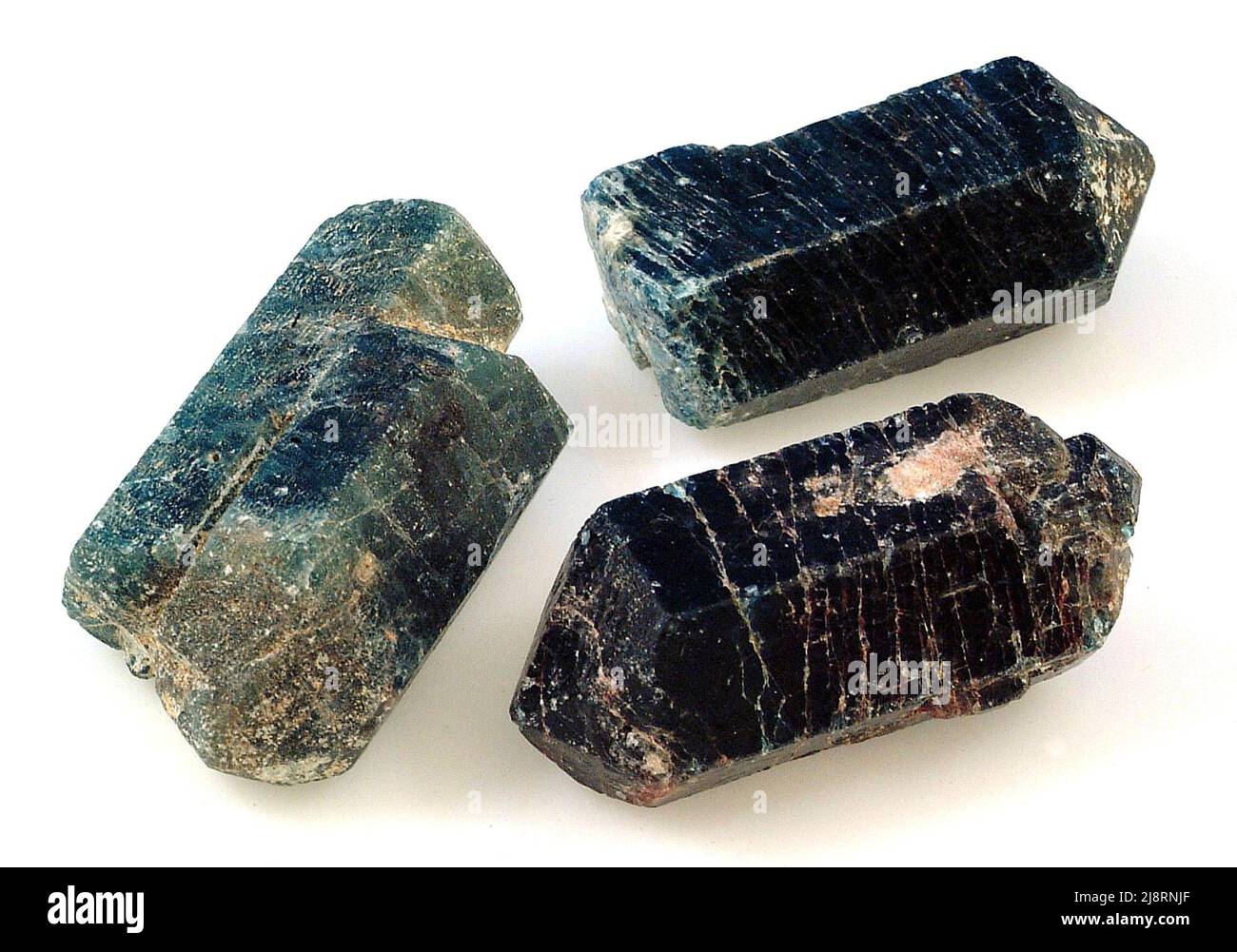 Grands cristaux d'apatite, État de Bahia, Brésil. L'apatite est largement distribué dans tous les types de roches; ignée, sédimentaire et métamorphique, mais n'est habituellement que de petits grains disséminés ou des fragments cryptocristallins. De grands cristaux bien formés peuvent cependant être trouvés dans certaines roches métamorphiques de contact. Les cristaux très gemmes de l'apatite peuvent être coupés comme des pierres précieuses mais la douceur de l'apatite empêche une large distribution ou acceptation de l'apatite comme pierre précieuse. Ces cristaux prismatiques hexagonaux ont une dimension de 6 cm plus longue. L'apatite CA5(PO4)3(OH,F,Cl) est le minéral phosphate le plus courant. Banque D'Images