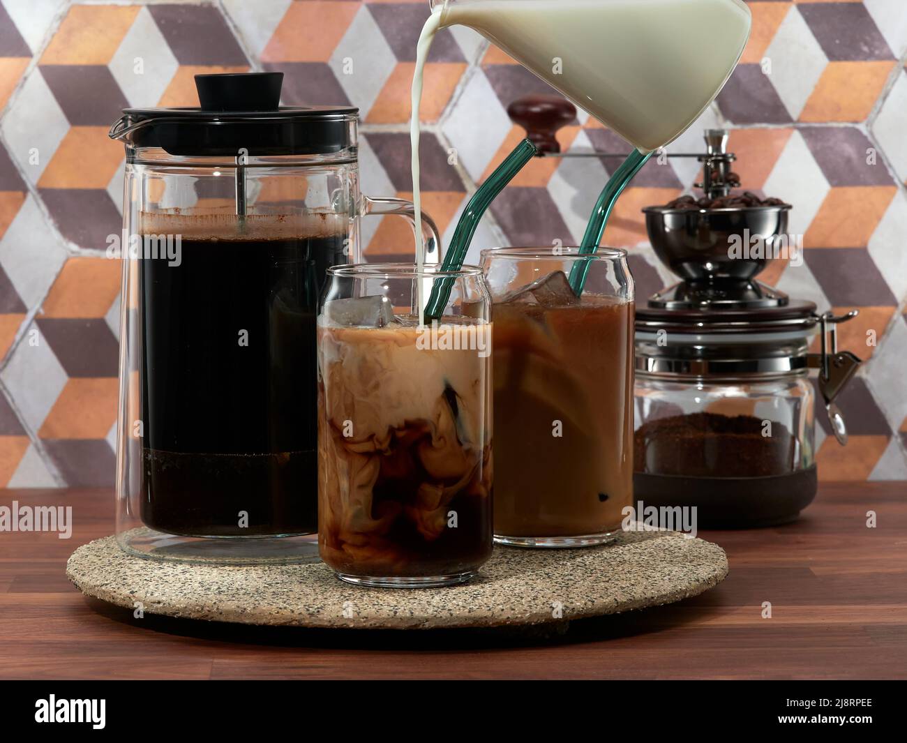 Faire du café froid avec du lait dans une cafetière à piston, également appelée cafetière à piston ou cafetière à piston Banque D'Images
