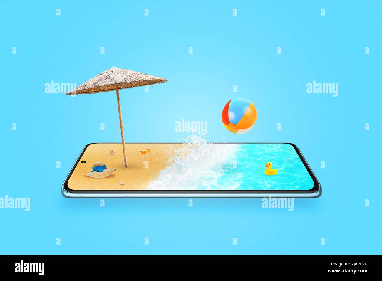 Concept de plage sur écran de téléphone mobile. Composition de vacances de voyage d'été avec vagues de mer, parasol, chapeau. Téléphone posé horizontalement Banque D'Images