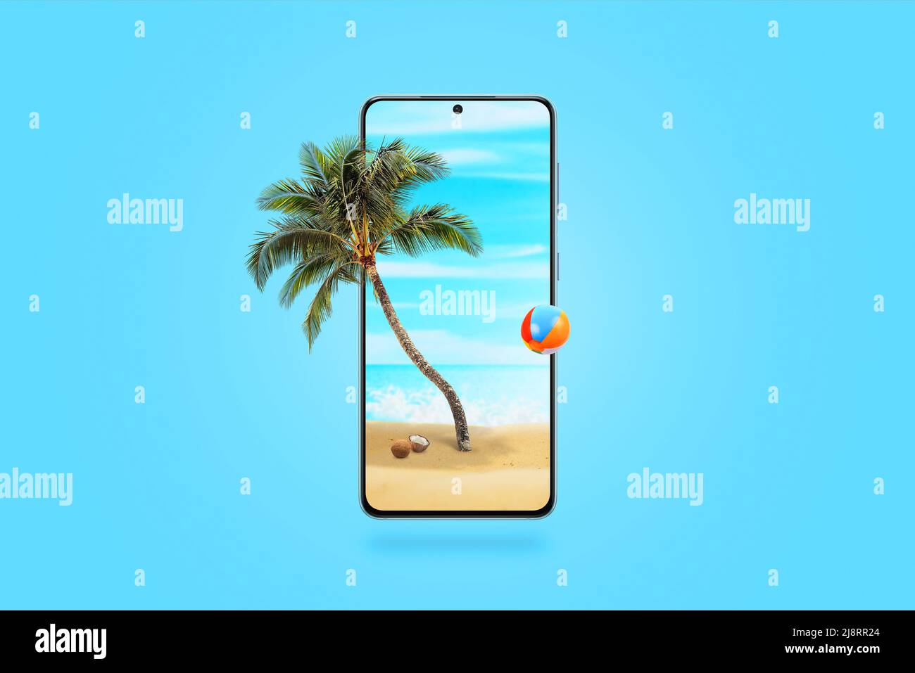 Plage sur un téléphone portable avec un palmier et une balle sortant de l'écran. Concept de technologie créative sur fond bleu Banque D'Images