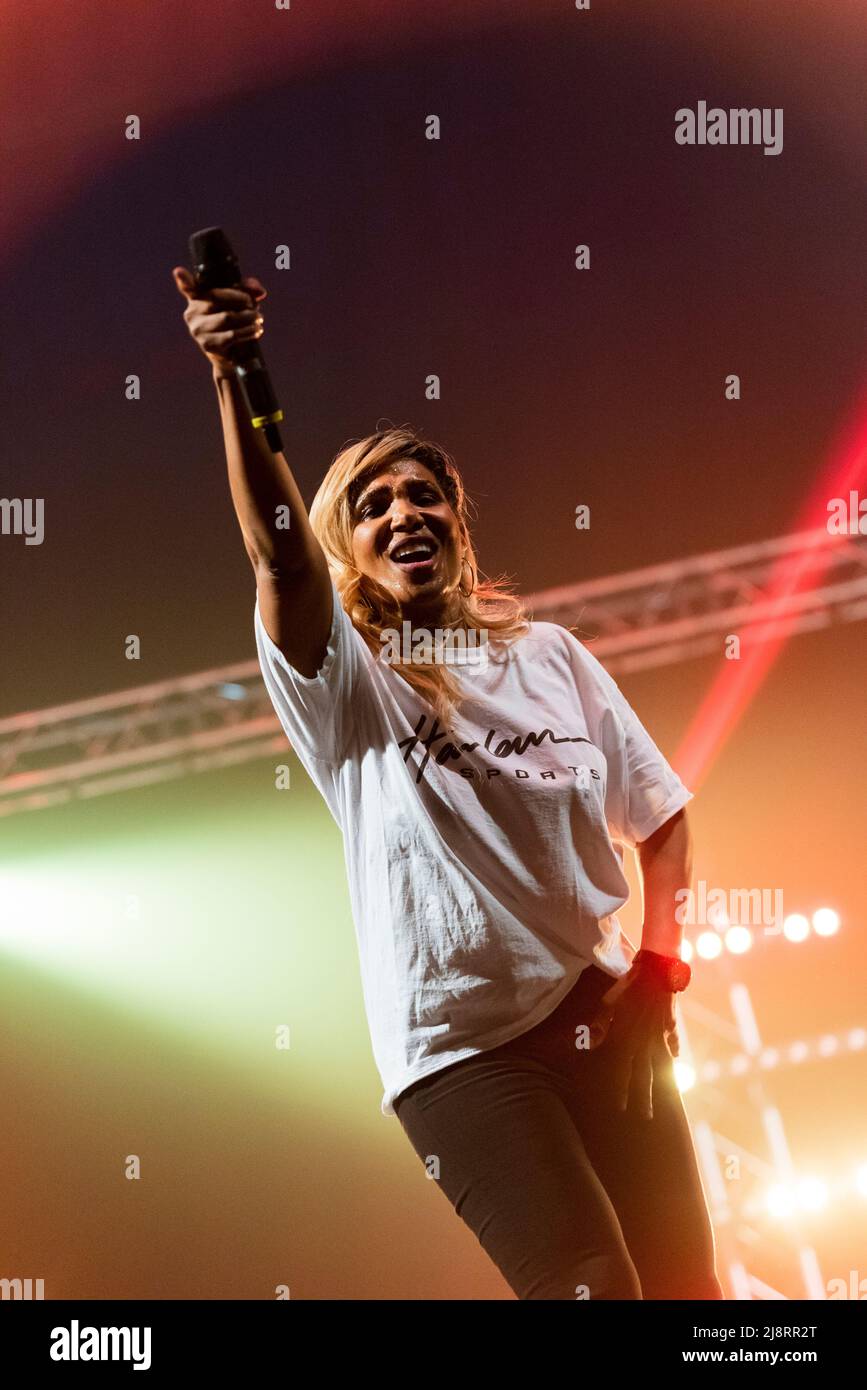 La chanteuse Denise Pearson, de Five Star, se présentant à un concert rétro de 1980s à Southend on Sea, Essex, Royaume-Uni. Chanteur 5 étoiles Banque D'Images