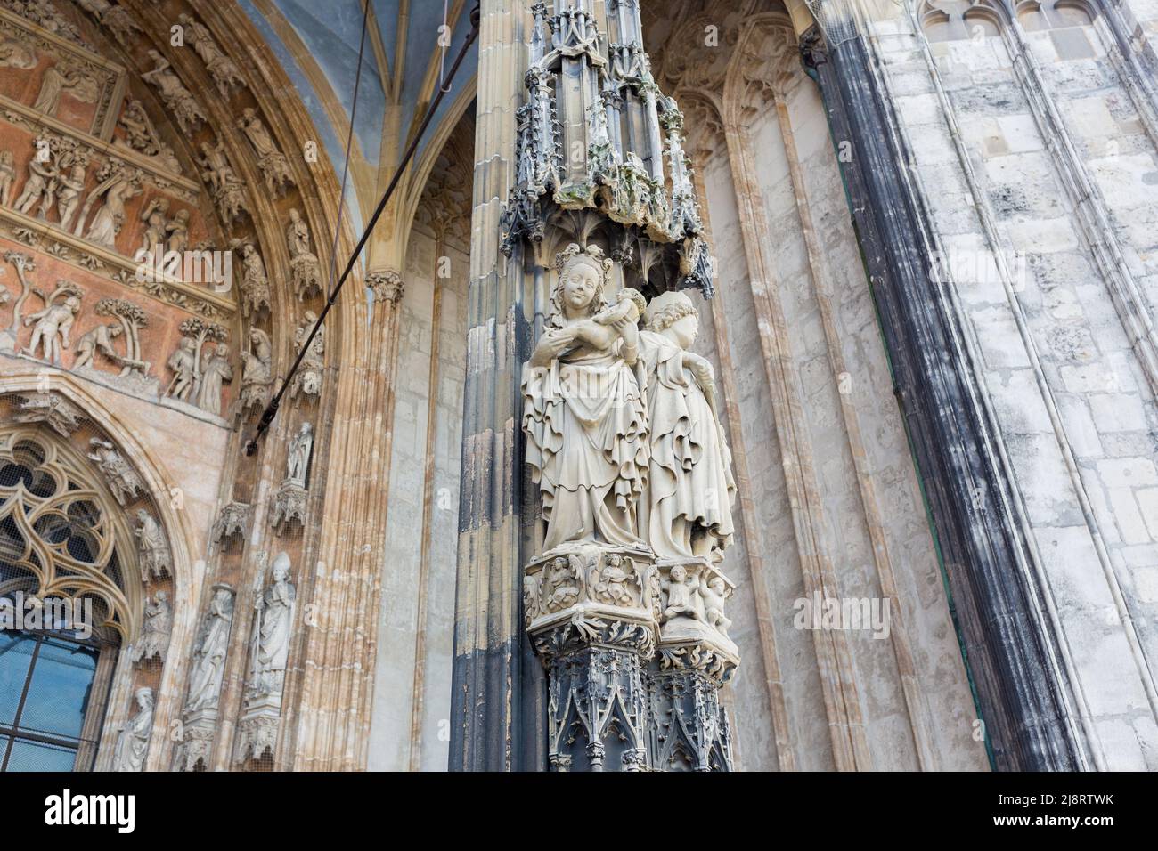 Ulm, Allemagne - 8 août 2021 : statue de Marie avec Jésus-Christ. À la porte principale de la cathédrale d'Ulm. Banque D'Images