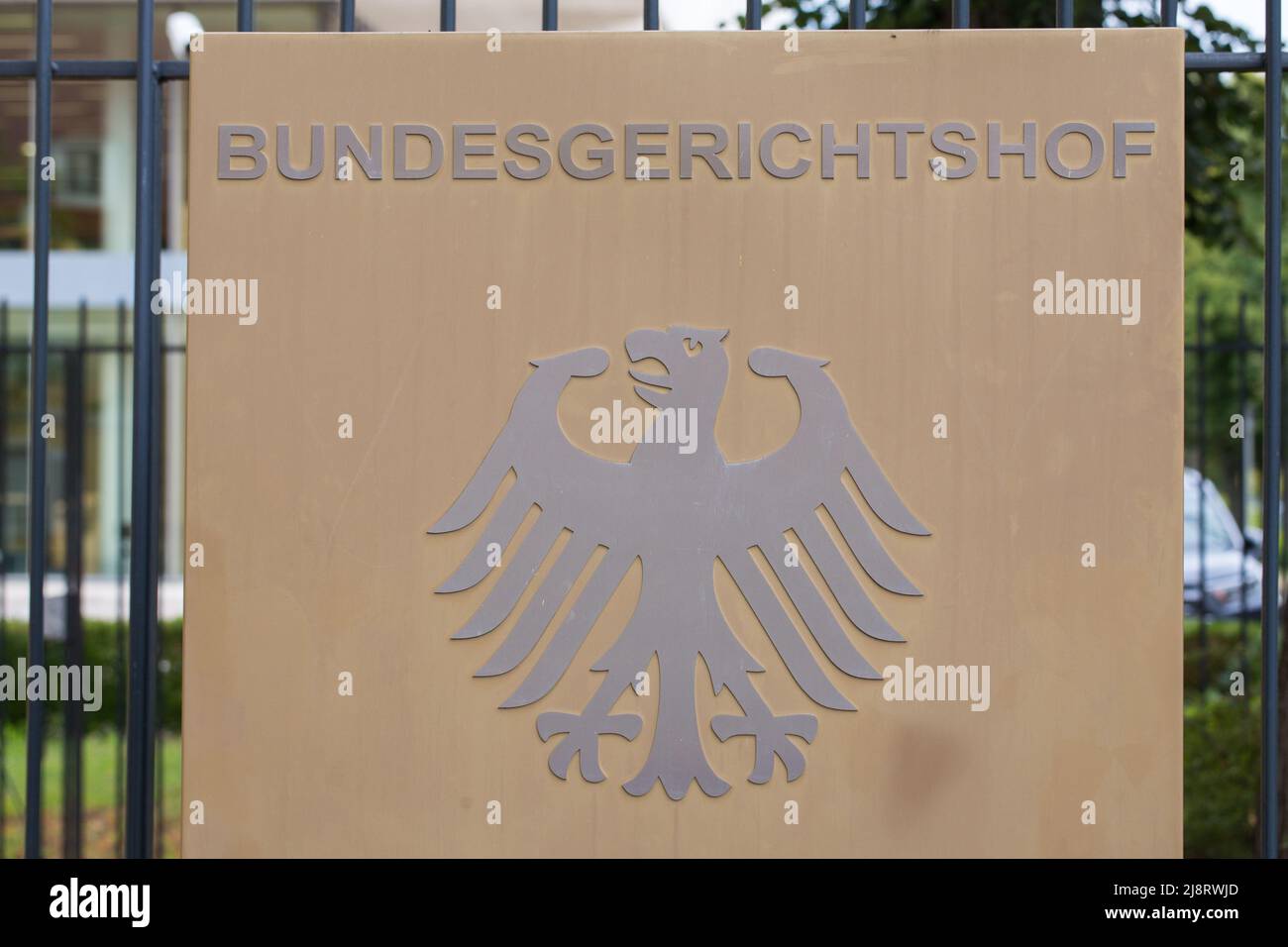 Karlsruhe, Allemagne - 28 août 2021 : panneau Bundesgerichtshof - à l'entrée de la cour fédérale de justice allemande. Banque D'Images